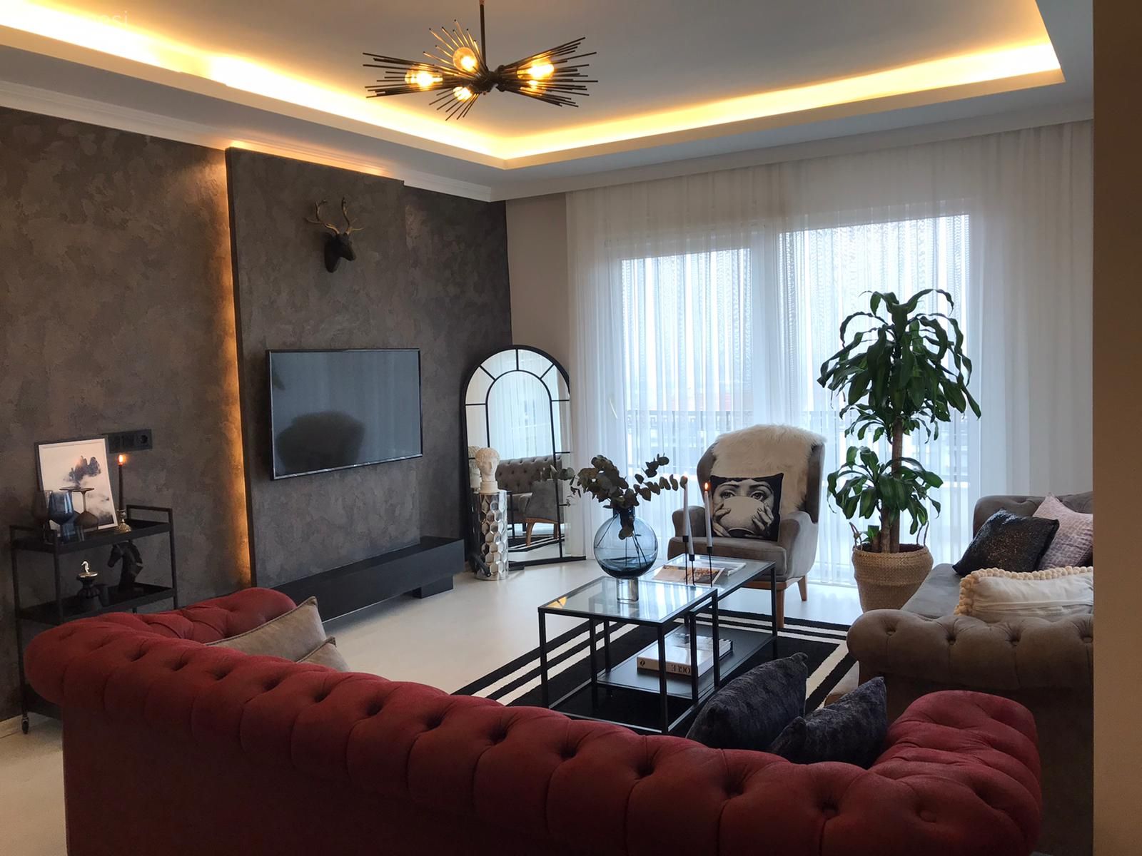 Salon, Modern, Gri, Kırmızı, Siyah, Siyah duvar, Led aydınlatma, Aydınlatma, Avize, Salon avizesi, Modern chesterfield, Koltuk takımı, Gri koltuk, Berjer, Boy aynası, Ayna, Ev bitkisi, Tül perde, Perde, Orta sehpa, Sehpa, Çizgili desen, Desenler, Saksı