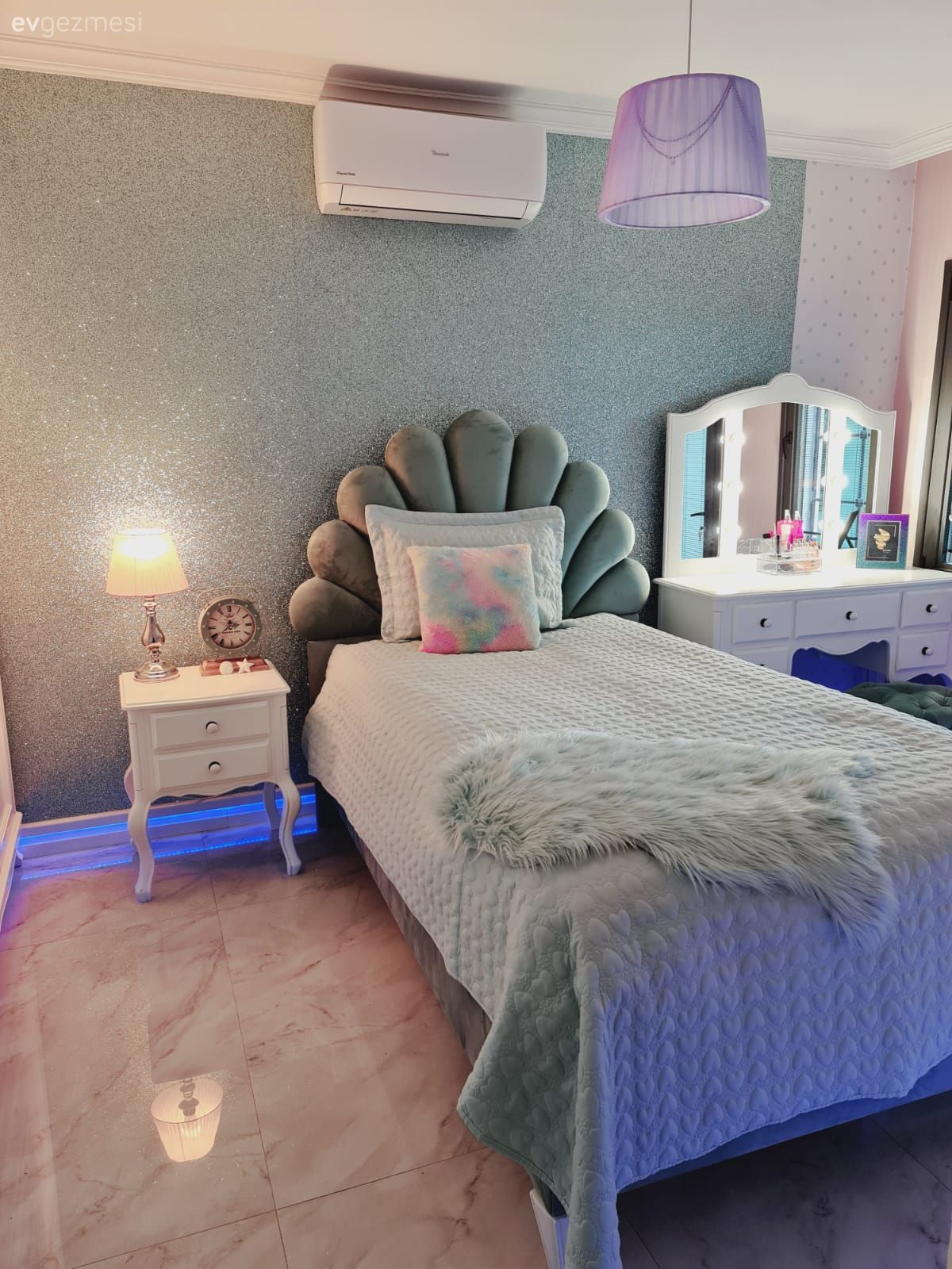 Çocuk Odası, Mint yeşil, Beyaz, Lila rengi, Yeşil duvar, Yatak başlığı, Yatak Odası, Komodin, Avize, Aydınlatma, Makyaj masası, Zemin seramikleri