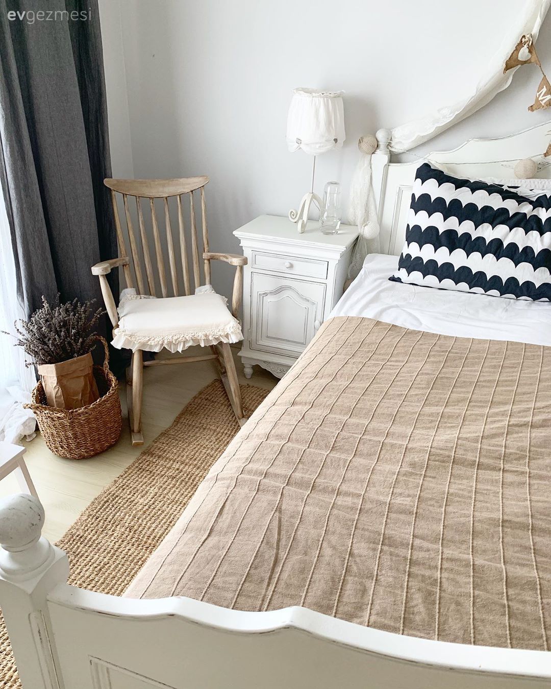 Bu Keyifli Evin İçindeki Mobilyalar Boyanmadan Duramıyor