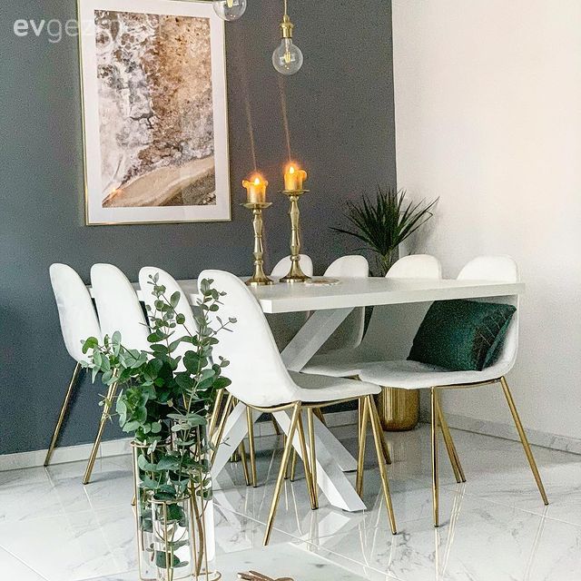 Gri duvar, Beyaz, Altın, Tv ünitesi, Tv ünitesi aksesuarları, Ev Aksesuar, Sandalye, Yemek masası, Tablo, Duvar dekorasyonu, Avize, Aydınlatma, Salon avizesi, Yeşil, Vazo, Ev bitkisi