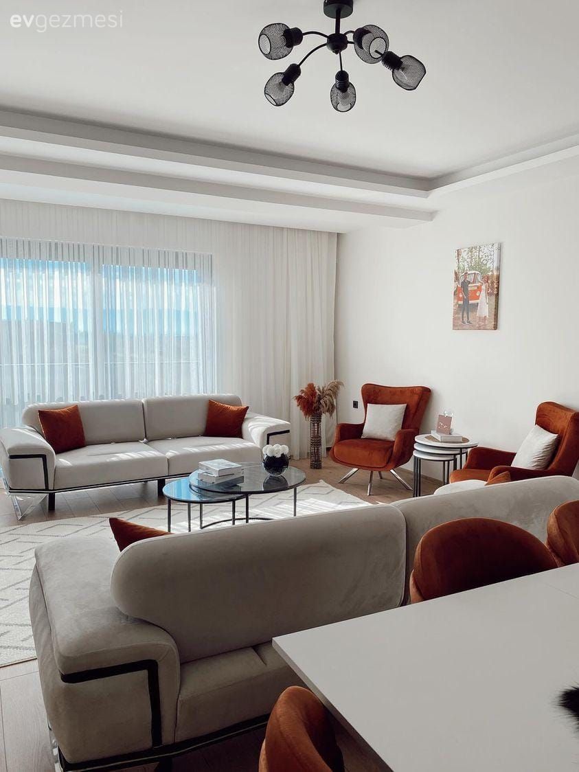 Salon, Modern, Beyaz, Turuncu, Koltuk takımı, Berjer, Halı, Salon halısı, Orta sehpa, Sehpa, Tül perde, Perde, Yan sehpa, Avize, Aydınlatma, Beyaz halı