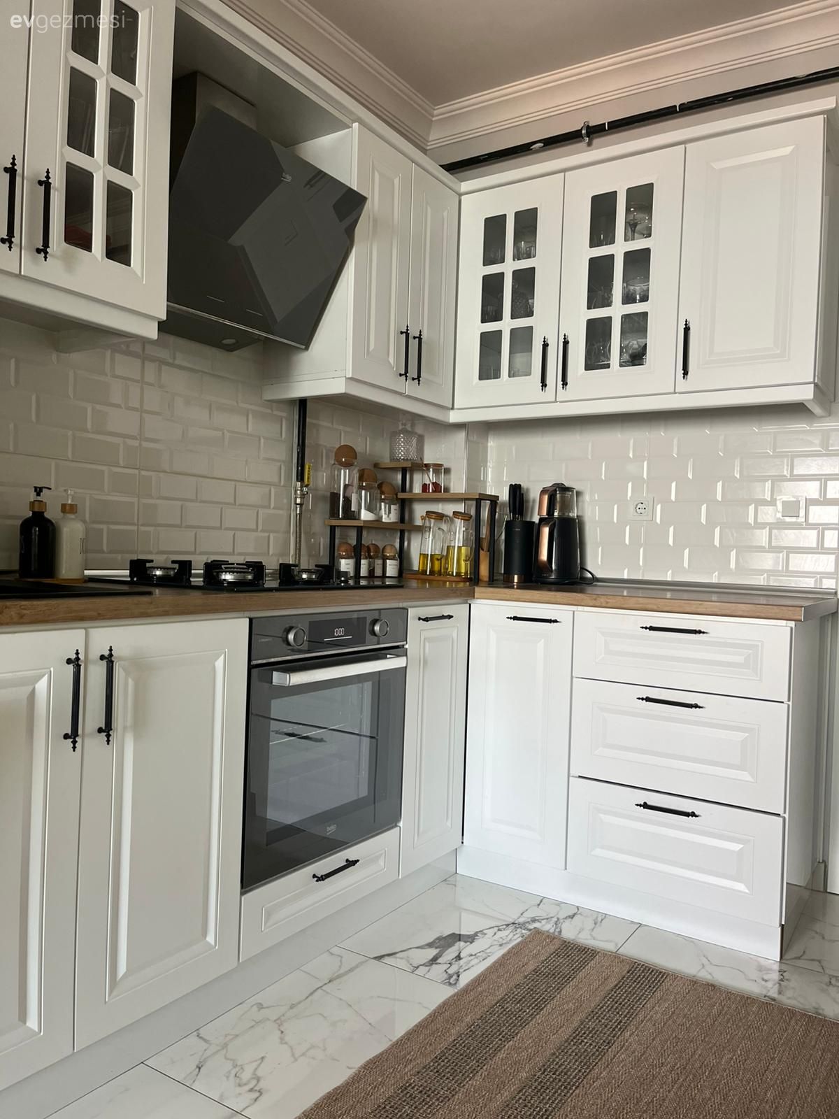 Mutfak, Beyaz, Mutfak tezgahı, Country, Tezgah arası seramik, Mutfak tezgah arası, Metro seramik, Seramik, Shaker kapaklı dolaplar, Mutfak halısı, Mutfak aksesuarları, Mutfak Avize Modelleri