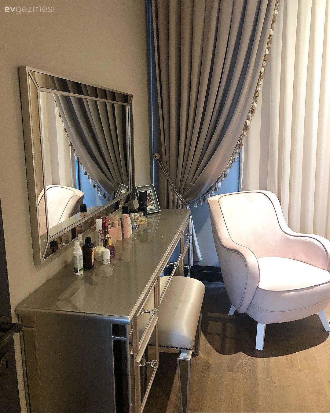 Yatak Odası, Makyaj aynası, Makyaj masası, Berjer, Beyaz, Fon perde, Perde, Tül perde