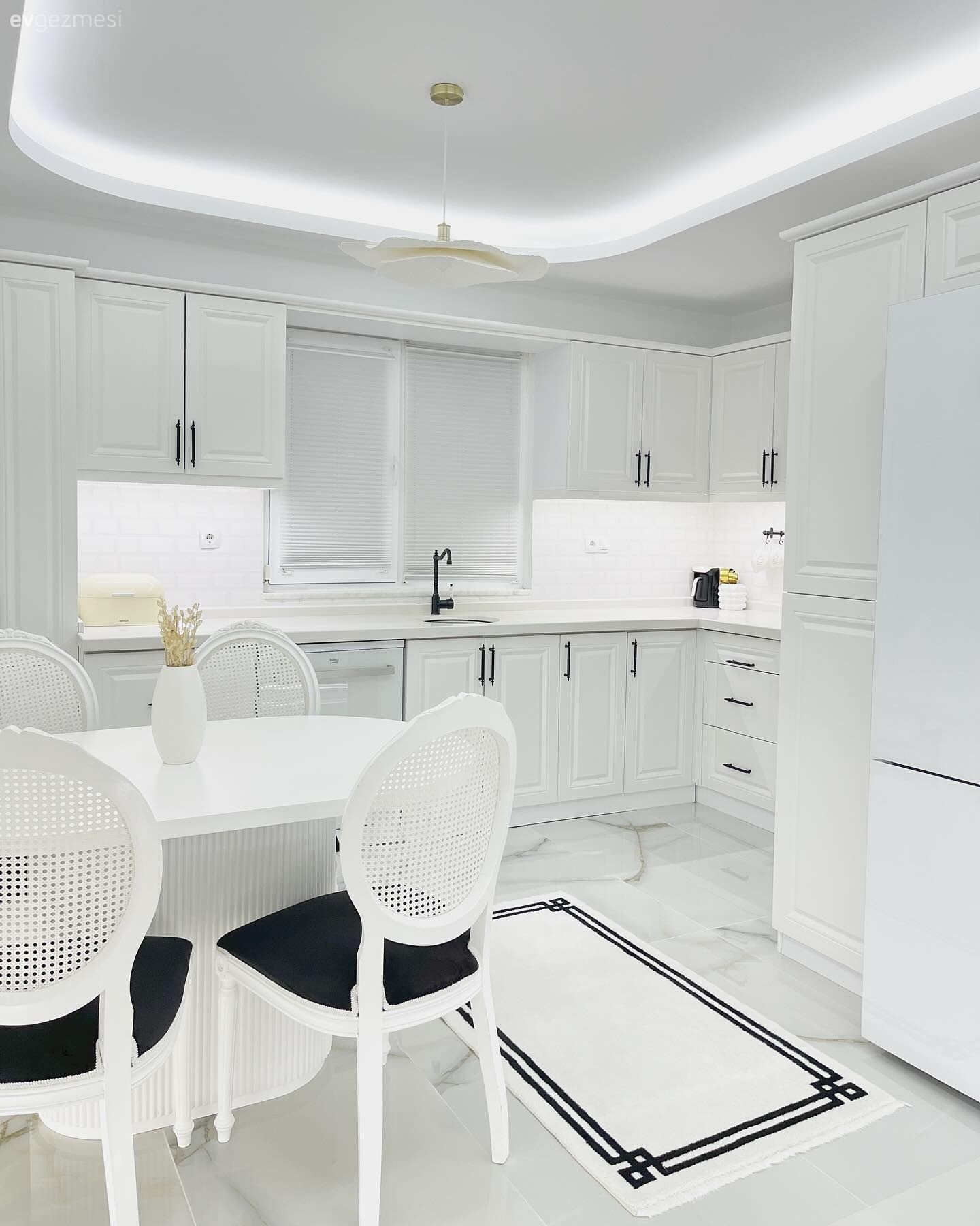 Bu Samsun Evinin Her Odasında Mutlaka Beyaz Yer Almış