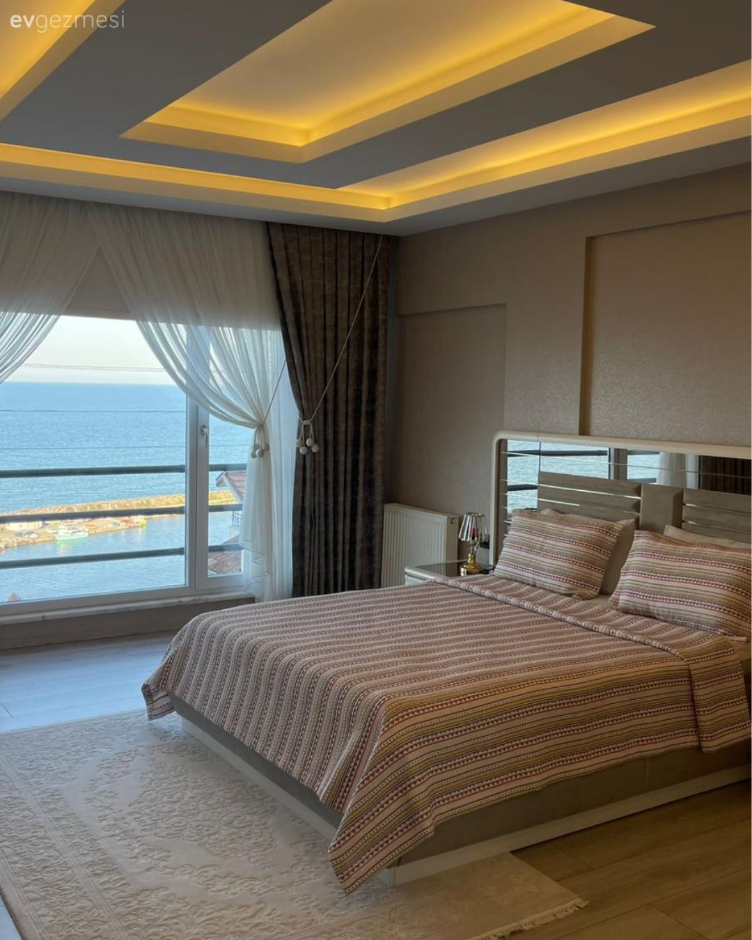 Yatak Odası, Led aydınlatma, Aydınlatma, Tül perde, Perde, Duvar çıtalama, Halı, Salon halısı, Yatak örtüsü, Modern, Yatak başlığı