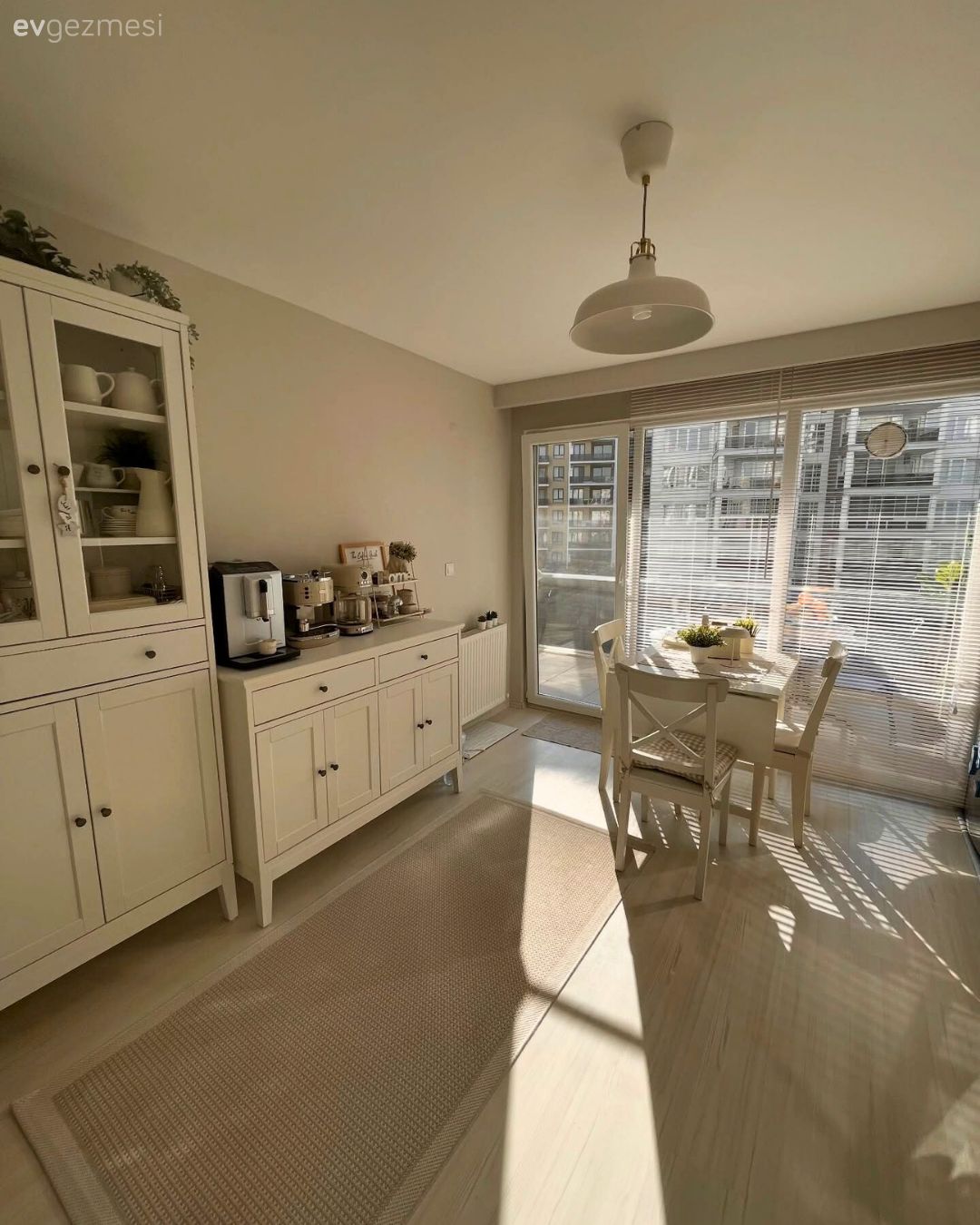 Mutfak, Country, Beyaz, Shaker kapaklı dolaplar, Mutfak halısı, Jüt halı, Halı, Mutfak masası, Sandalye, Mutfak perdesi, Jaluzi, Mutfak aksesuarları, Mutfak Avize Modelleri