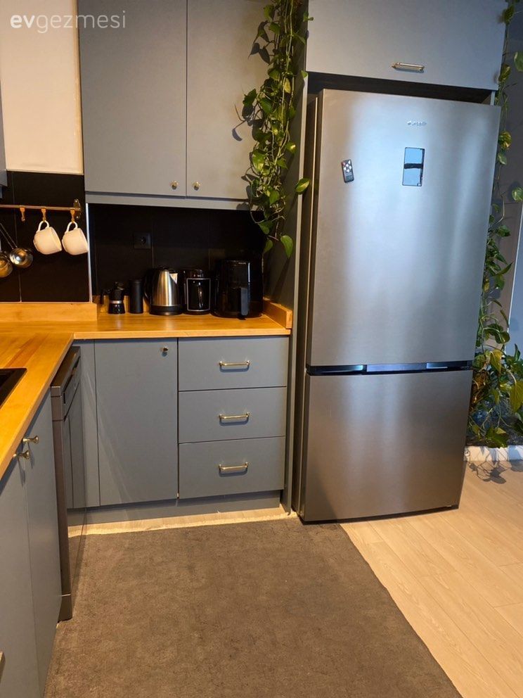 Mutfak, Gri, Siyah, Beyaz, Ahşap mutfak tezgahı, Mutfak tezgahı, Mutfak tezgah arası, Tezgah arası seramik, Mutfak halısı, Ev bitkisi