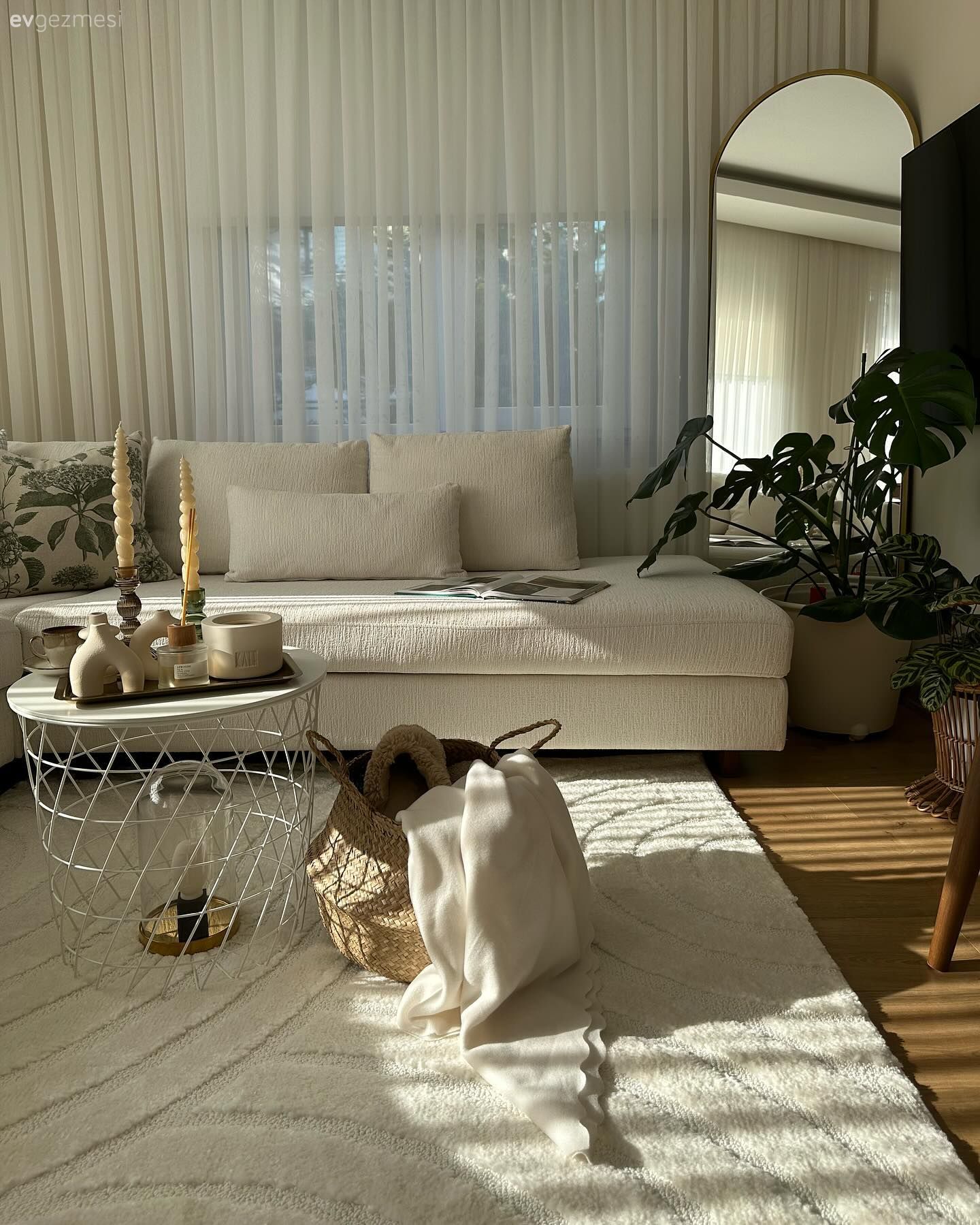 Bu Evde Beyaz Renk Ahşaplar ile Birlikte Keyif Sembolü Olmuş!