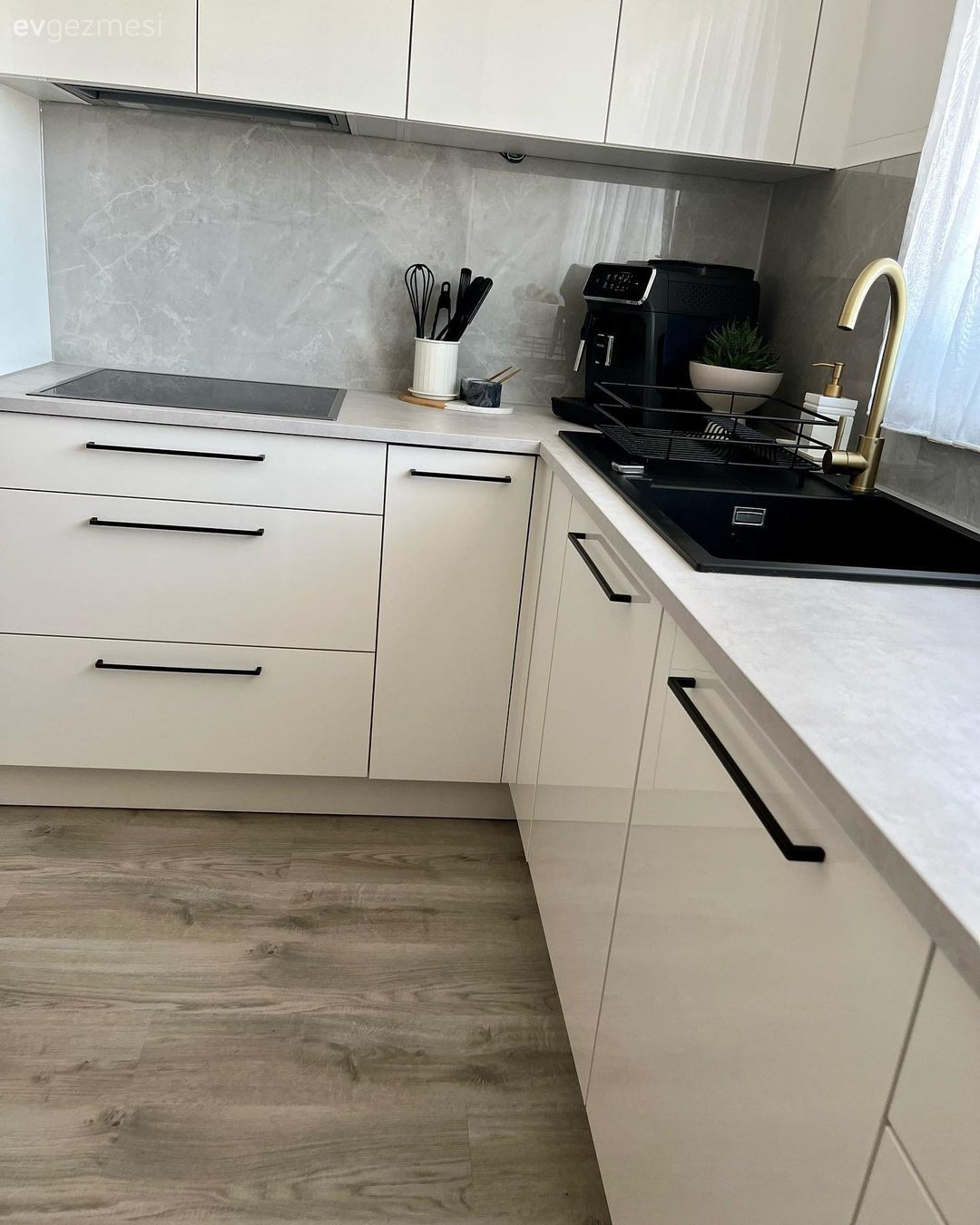 Mutfak, Modern, Beyaz, Siyah, Mutfak tezgahı, Mutfak tezgah arası, Mutfak perdesi, Pencere önü eviye, Eviye 