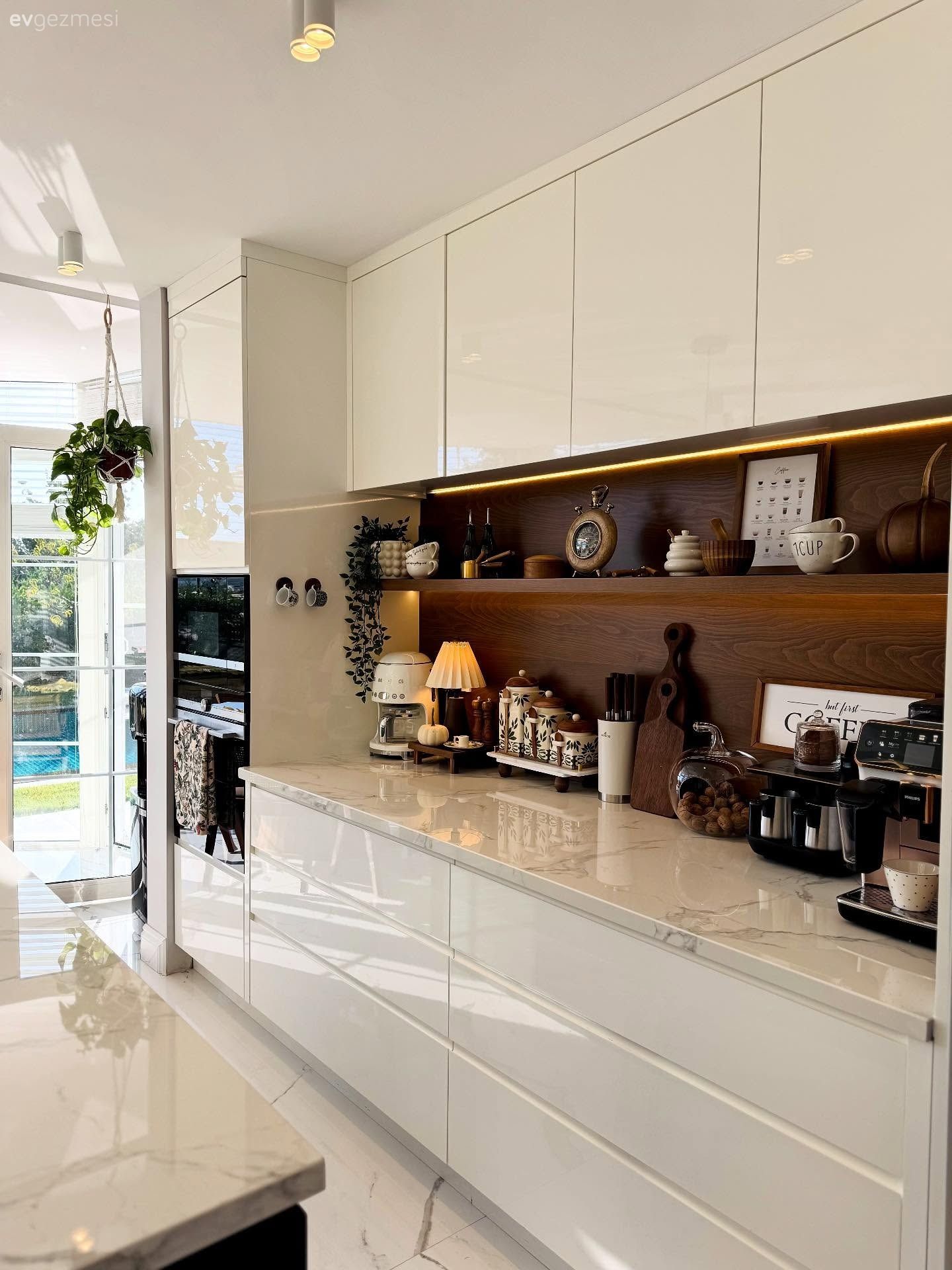 Bu Dubleks Evin İki Salonu Da Cazibe Konusunda Yarışıyor