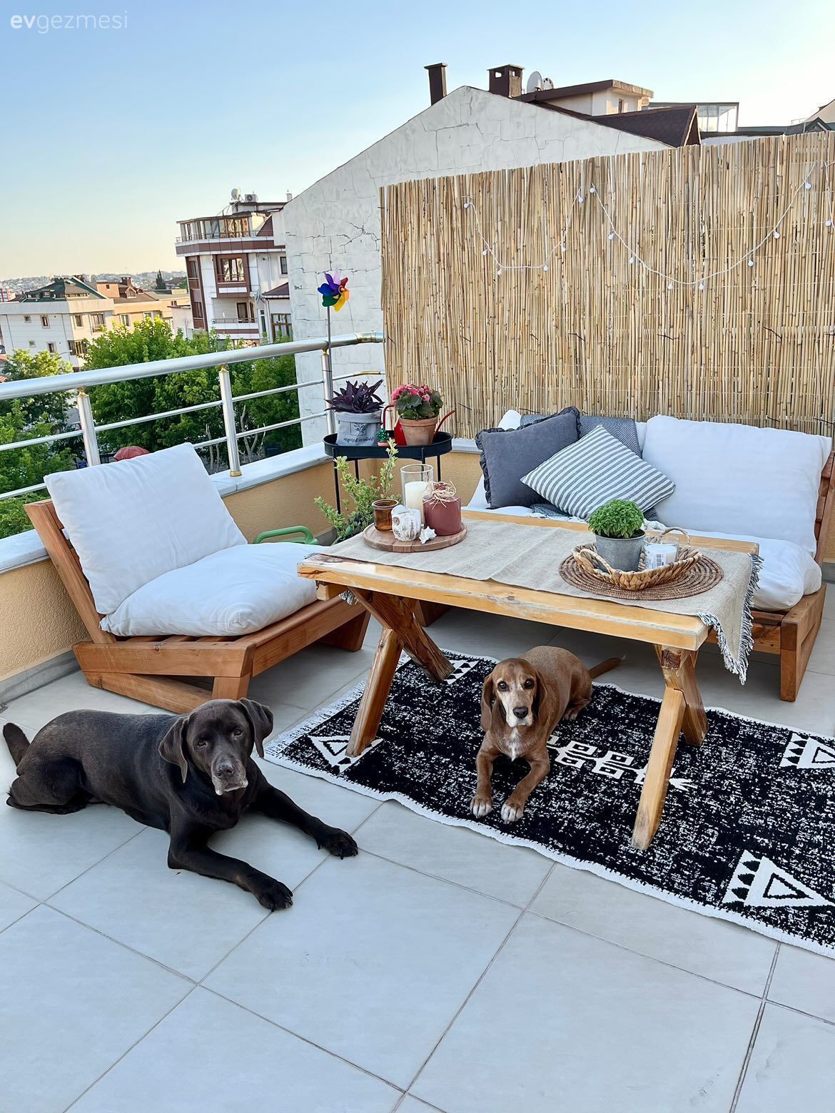 Balkon, Teras, Ahşap Mobilya, Bambu çit, Beyaz, Siyah, Koltuk takımı, Balkon masası, Balkon halısı, Ev bitkisi, Saksı, Kırlent, Ev tekstili