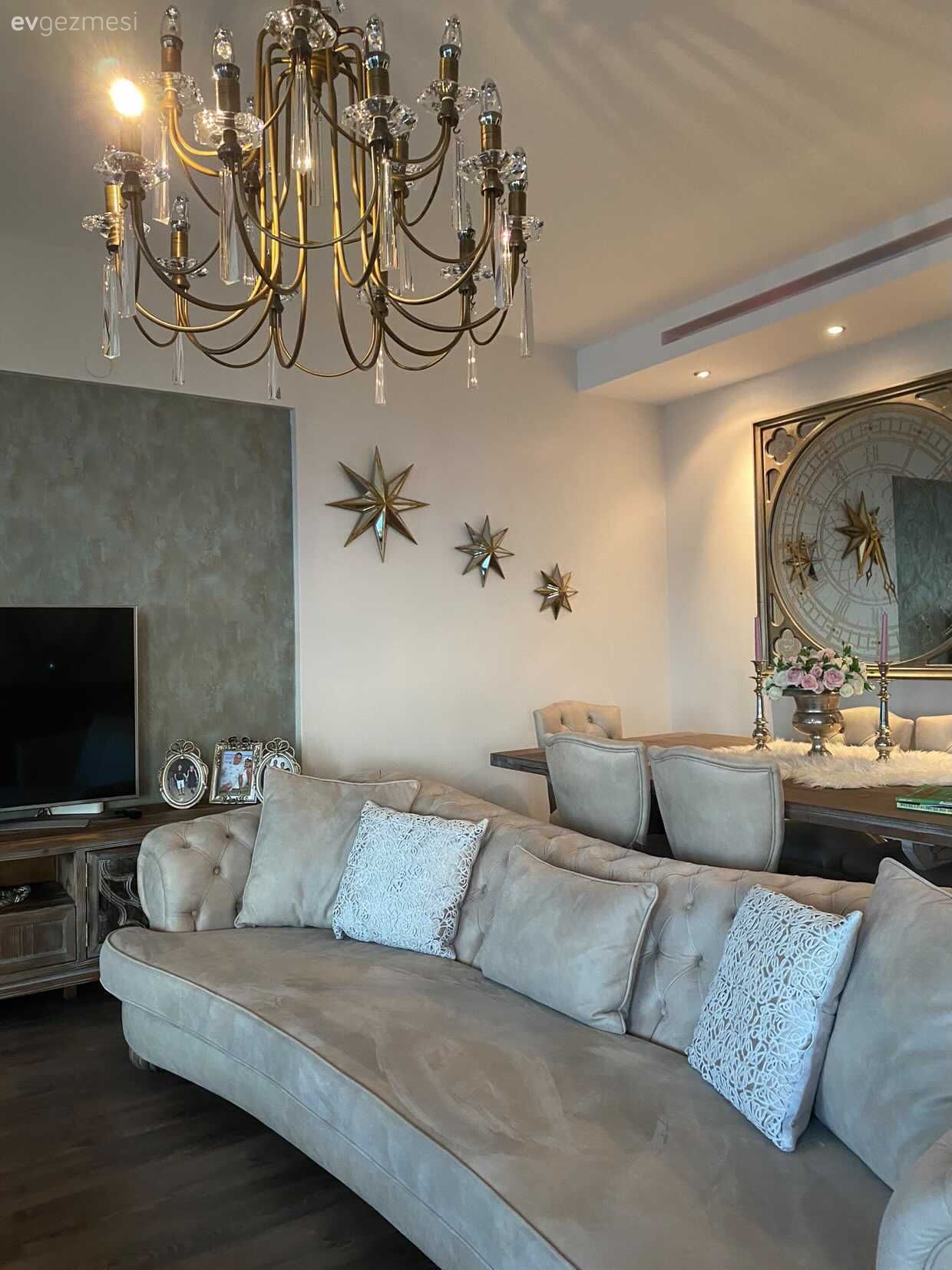 Salon, Klasik, Country, Krem, Kahverengi, Bej, Beyaz, Ahşap Mobilya, Koltuk takımı, Orta sehpa, Sehpa, Ayna, Avize, Aydınlatma, Salon avizesi, Dekoratif Objeler, Tv ünitesi, Halı, Duvar dekorasyonu