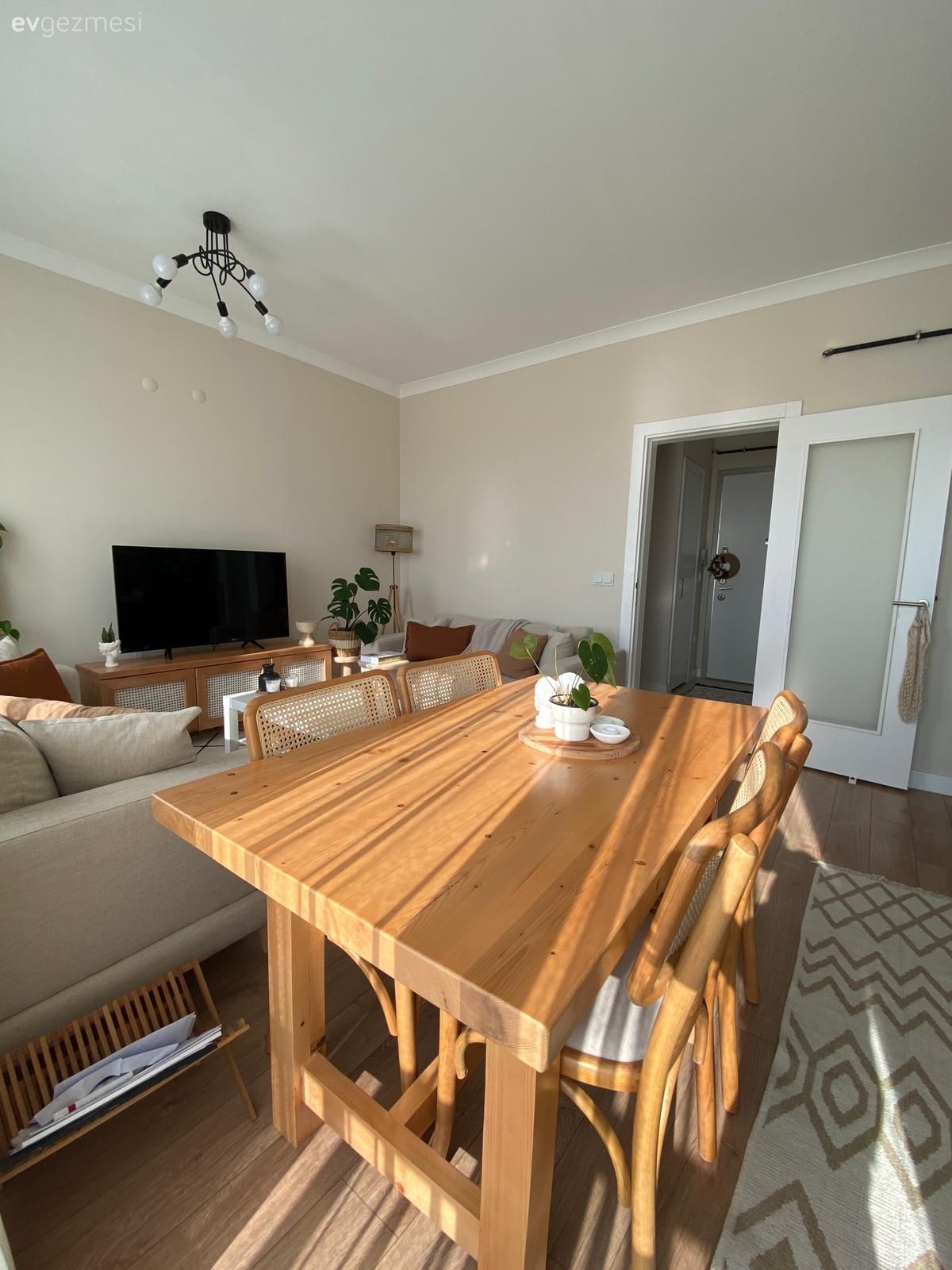 Ev Gezmesi: Ahşabın Sıcaklığını İçine Sindirmiş Bir Dekor!