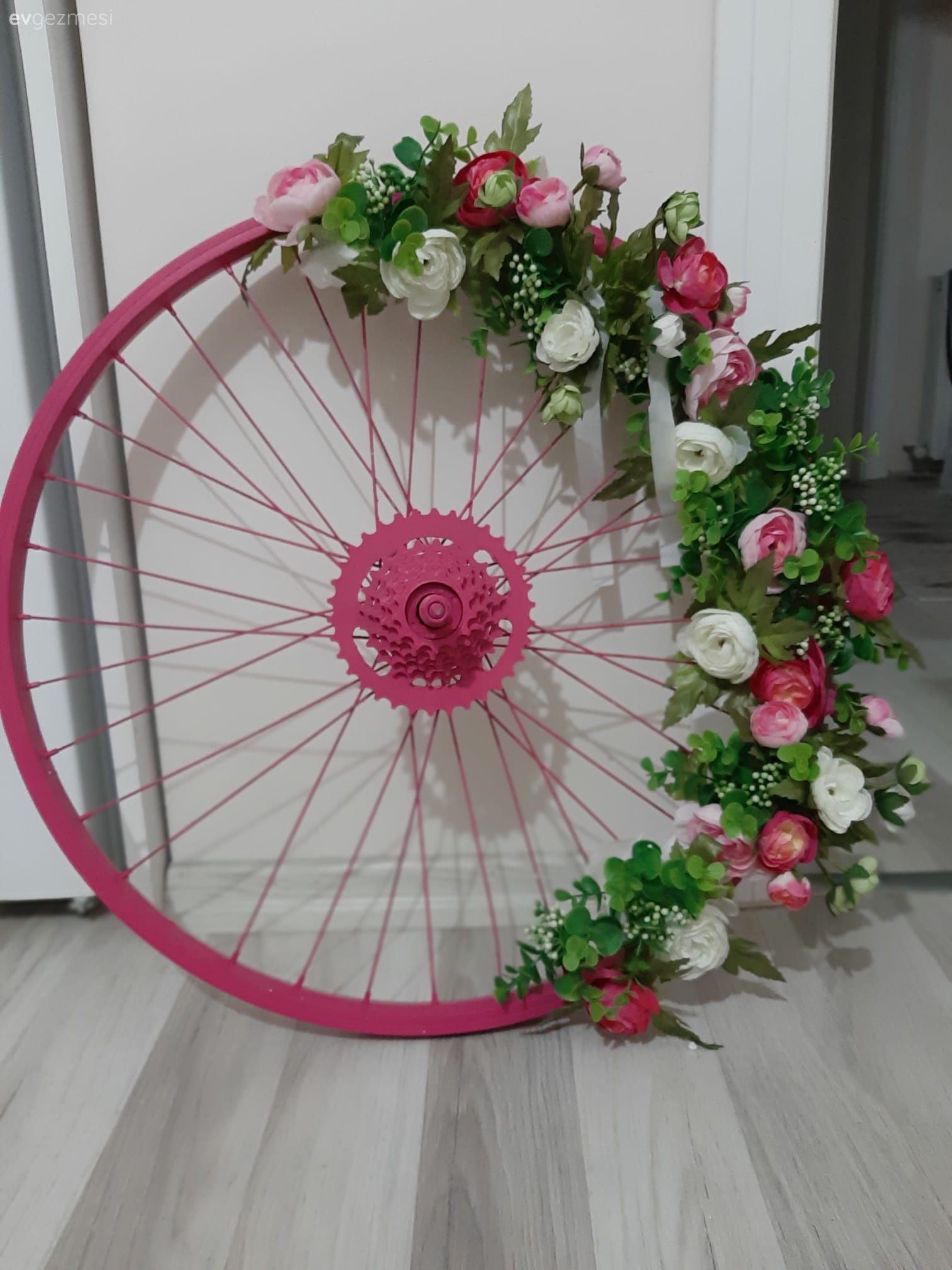 Bu Sıra Dışı Eve Kırmızı Çok Yakışıyor!