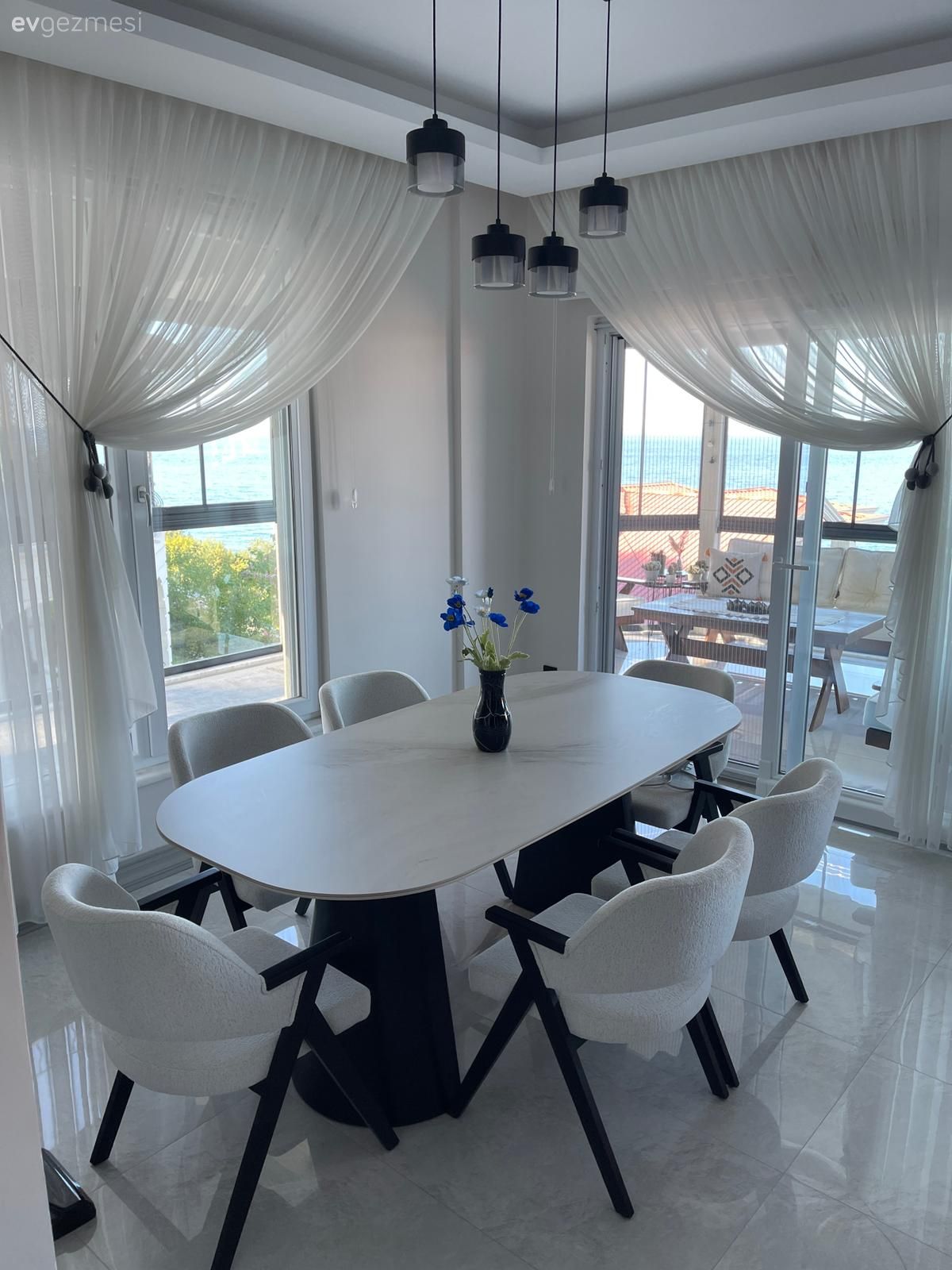 Yemek Odası, Beyaz, Siyah, Yemek masası, Sandalye, Tül perde, Perde, Avize, Aydınlatma, Zemin seramikleri