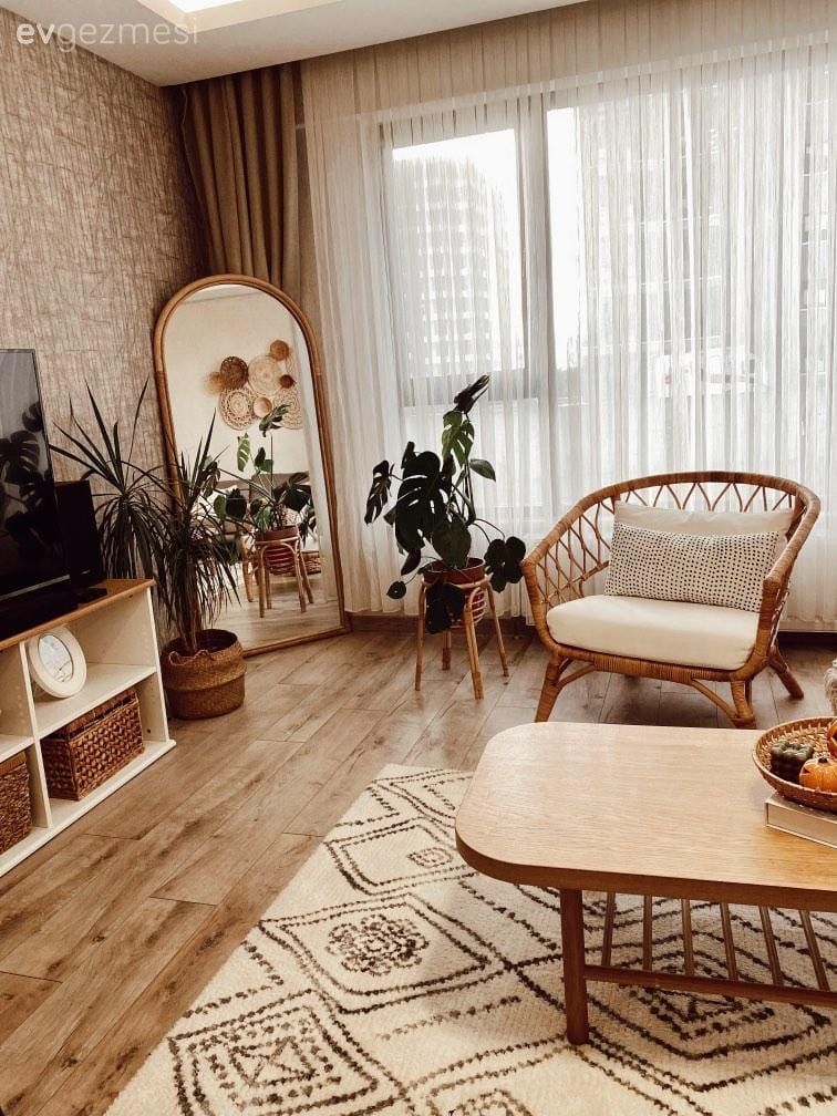 Salon, Bohem Dekorasyon, Ahşap Mobilya, Halı, Salon halısı, Fon perde, Perde, Tül perde, Berjer, Boy aynası, Ayna, Hasır sandalye, Duvar dekorasyonu, Parke, Ev bitkisi