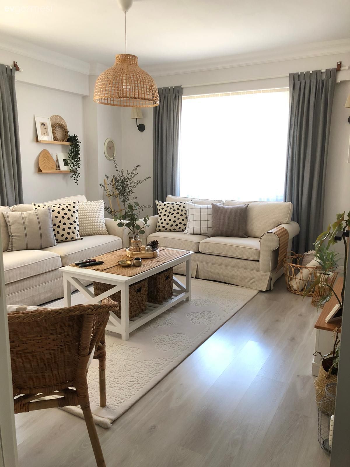 Salon, İskandinav, Beyaz, Gri, Ahşap Mobilya, Fon perde, Perde, Tül perde, Koltuk takımı, Orta sehpa, Sehpa, Duvar rafı, Duvar dekorasyonu, Hasır avize, Salon halısı, Sandalye, Kırlent, Ev tekstili, Salon avizesi