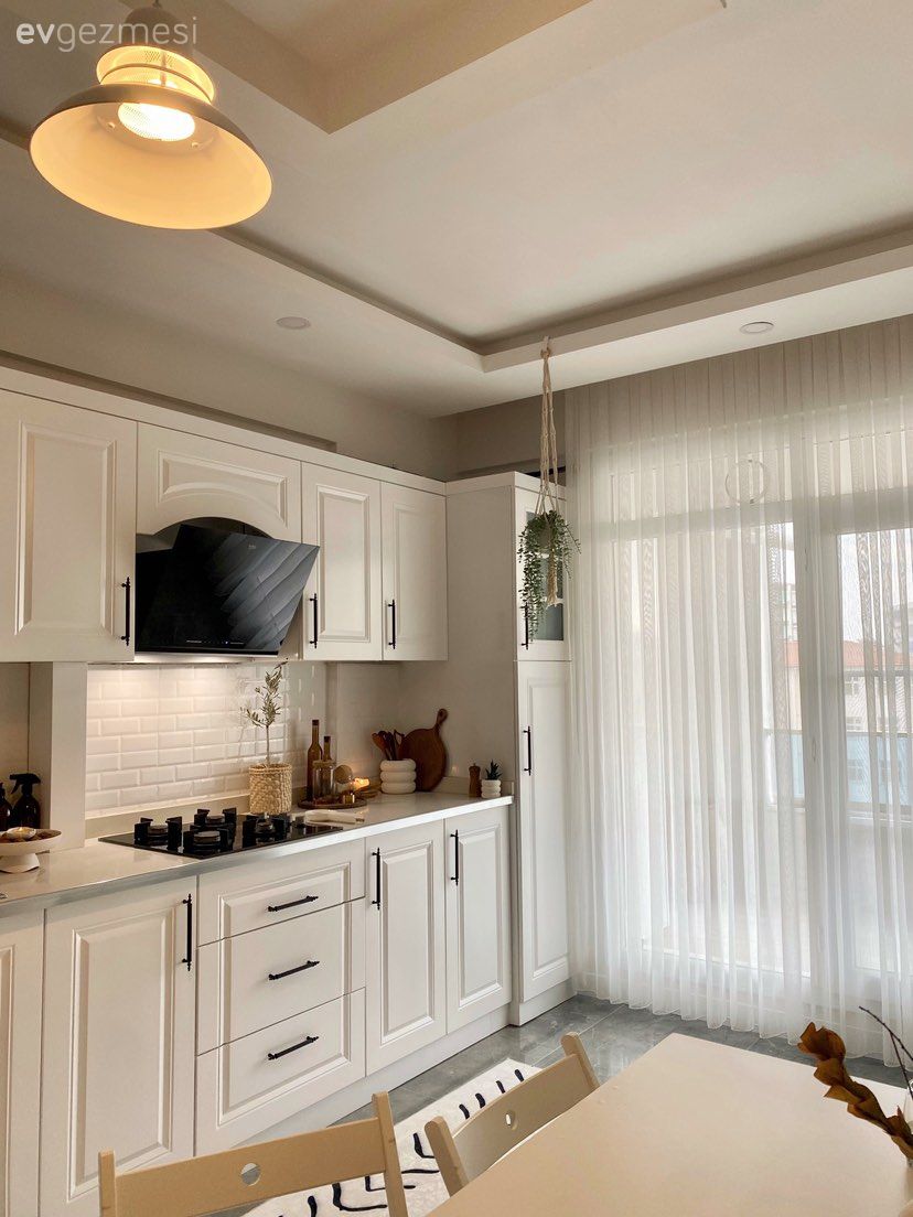 Mutfak, Tül perde, Perde, Beyaz, Siyah, Shaker kapaklı dolaplar, Mutfak tezgahı, Mutfak tezgah arası, Tezgah arası seramik, Mutfak Avize Modelleri, Sandalye, Mutfak masası, Davlumbaz, Mutfak aksesuarları