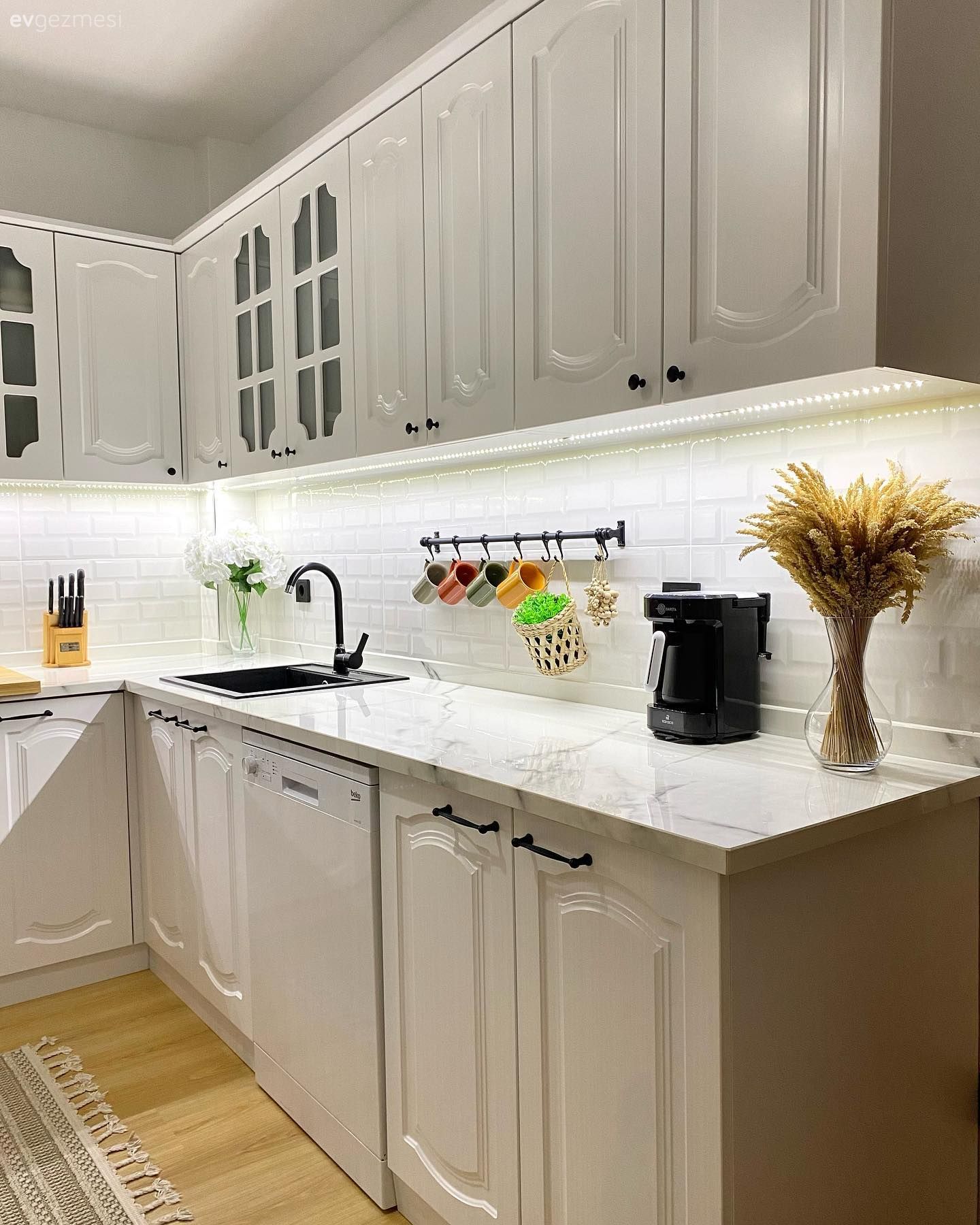Mutfak, Beyaz, Mutfak tezgahı, Mutfak tezgah arası, Tezgah arası seramik, Shaker kapaklı dolaplar, Parke, Mutfak aksesuarları, Dekoratif Objeler