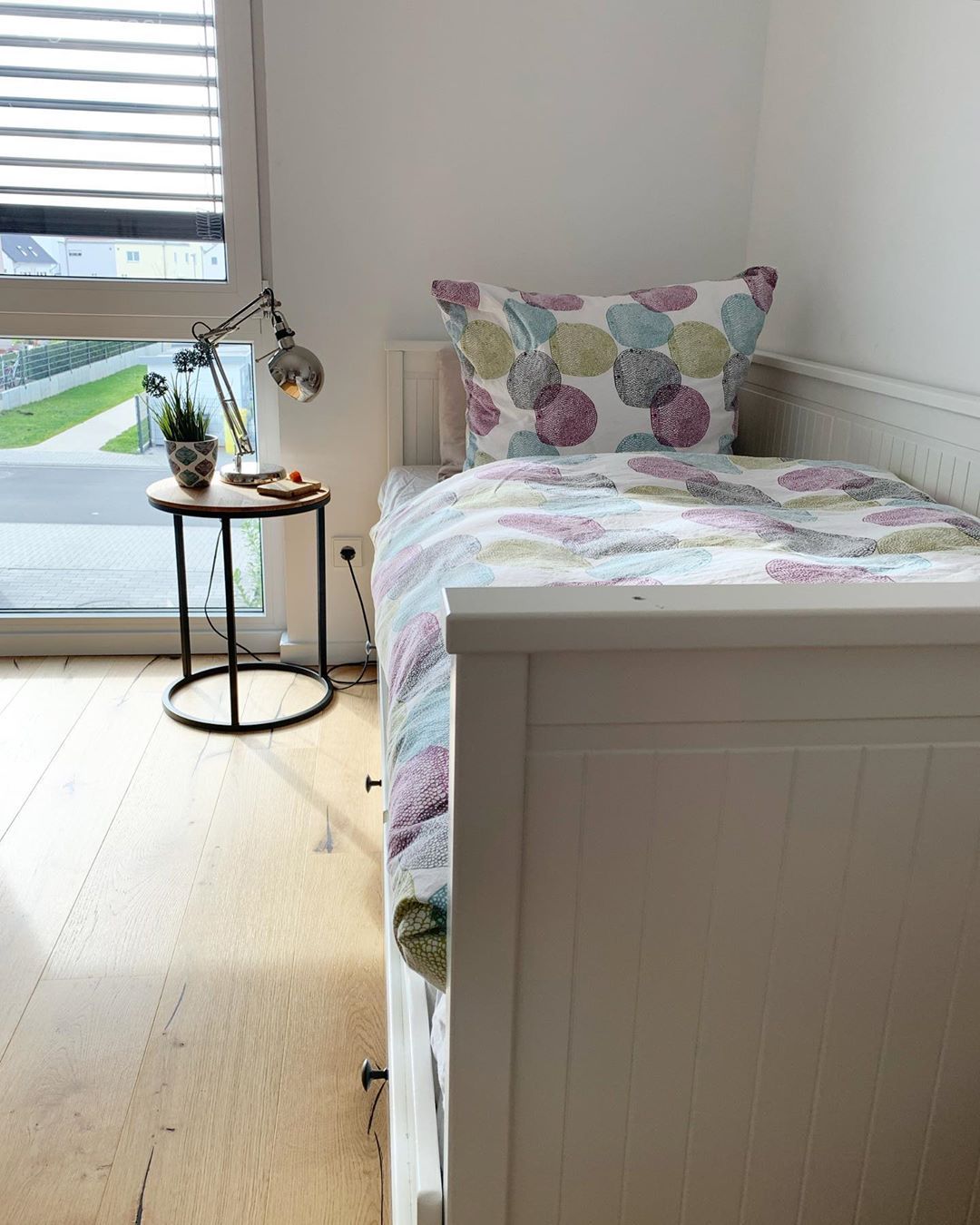 Beyaz, Gri, Pudra pembe, Sedir, Yan sehpa, Sehpa, Peluş, Kırlent, Ev tekstili, Jaluzi, Desenler, Çocuk Odası