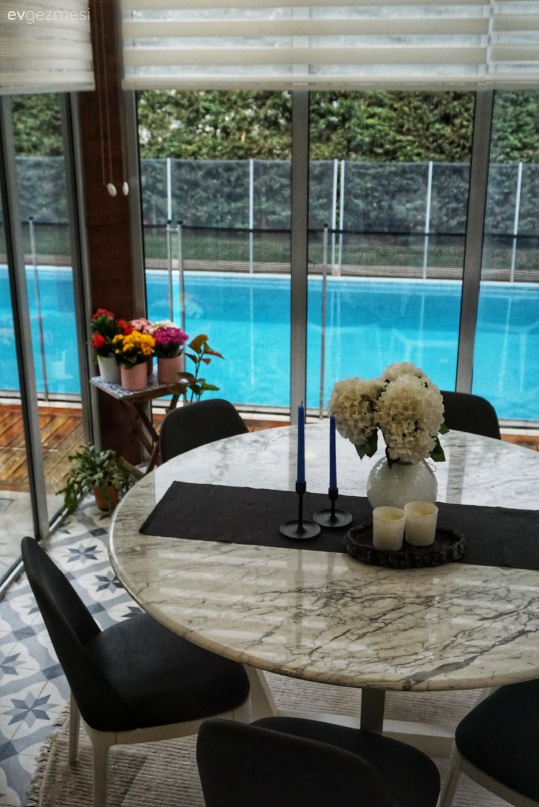 Kış bahçesi, Beyaz, Antrasit  , Mavi, Yemek masası, Sandalye, Zemin seramikleri, Kırlent, Ev tekstili, Çiçekler, Saksı