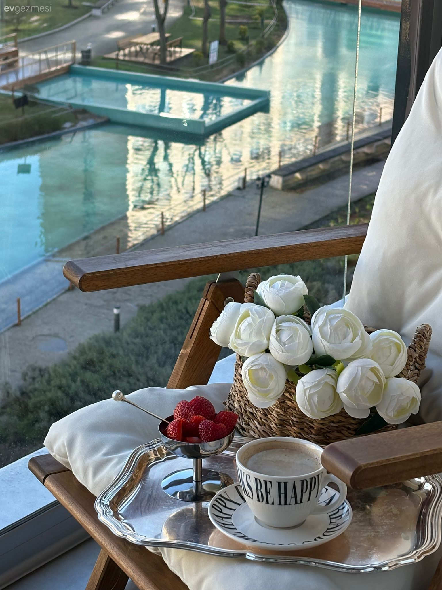 Bu Zarif Evde Duvar Çıtalarına Ayrı Bir Önem Verilmiş