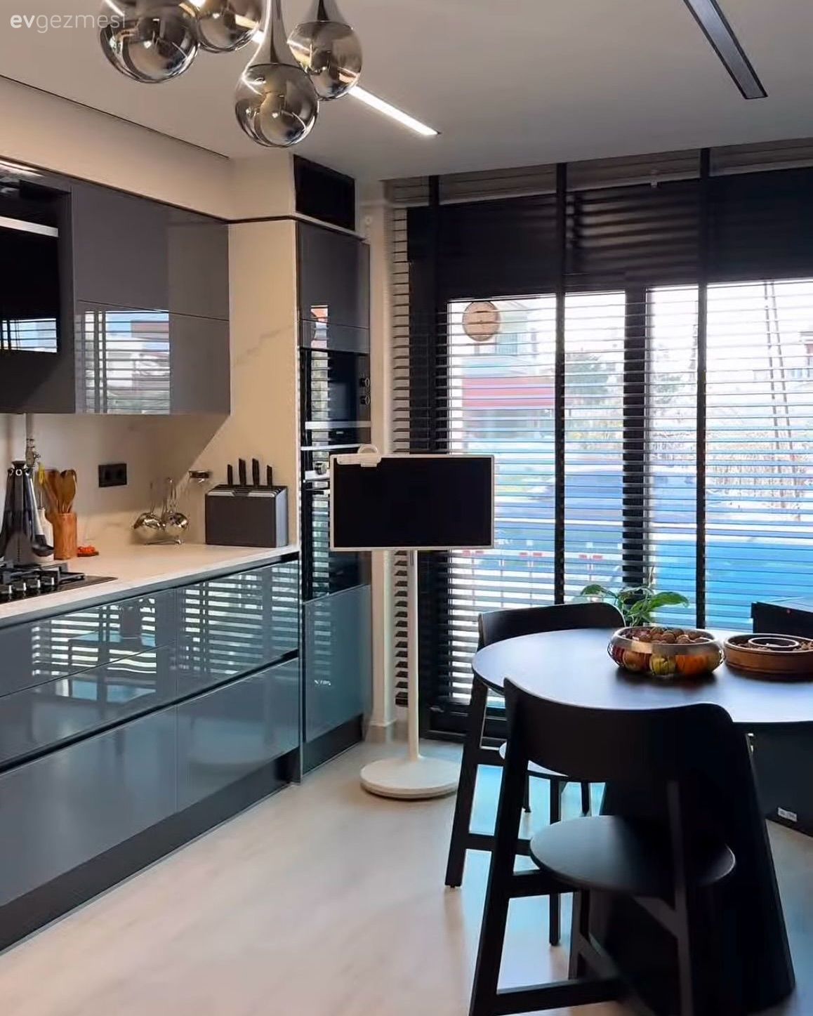 Bu Modern Mutfakta Oturma Köşesi İlgiyi Arttırmış