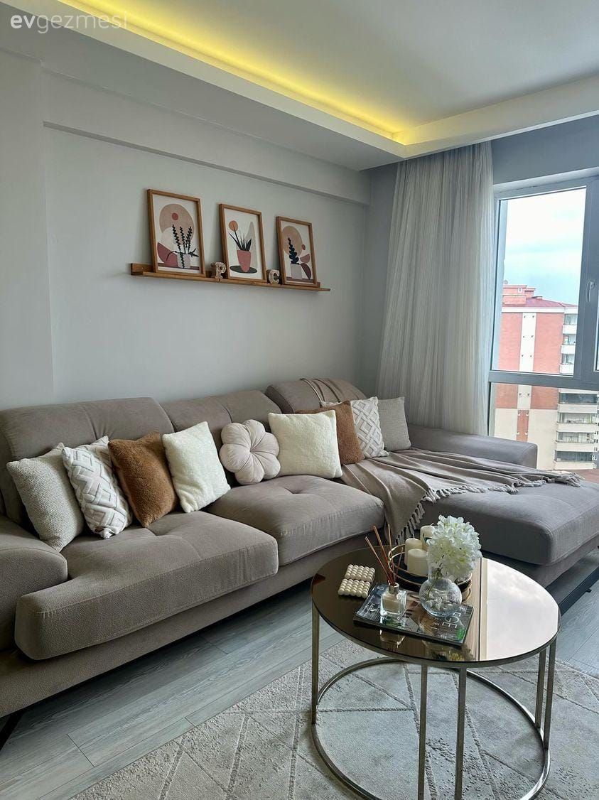 Salon, İskandinav, Beyaz, Gri, Köşe koltuk, Koltuk takımı, Orta sehpa, Sehpa, Halı, Salon halısı, Çerçeve, Kırlent, Ev tekstili, Parke, Fon perde, Perde