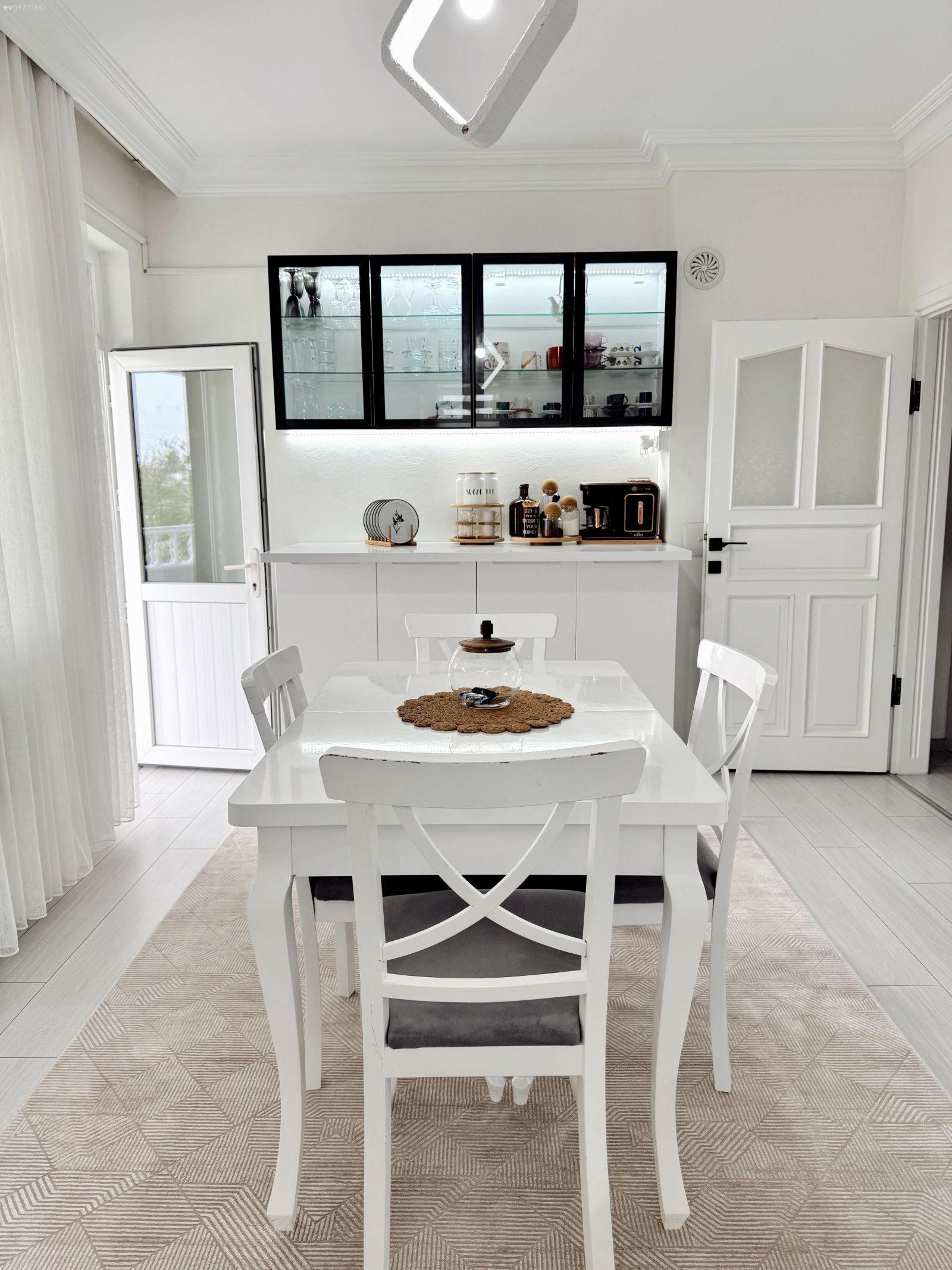 Beyazla Ferahlayan Bu Samsun Mutfağında Her Şey Tam Kararında