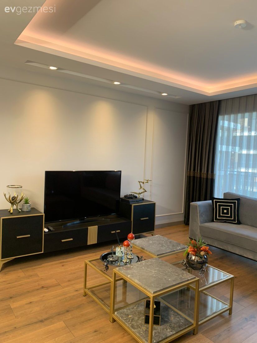 Siyah, Tv ünitesi, Tv ünitesi aksesuarları, Ev Aksesuar, Spot aydınlatma, Aydınlatma, Led aydınlatma, Parke, Fon perde, Perde, Tül perde, Kırlent, Ev tekstili, Koltuk takımı, Orta sehpa, Sehpa, Altın