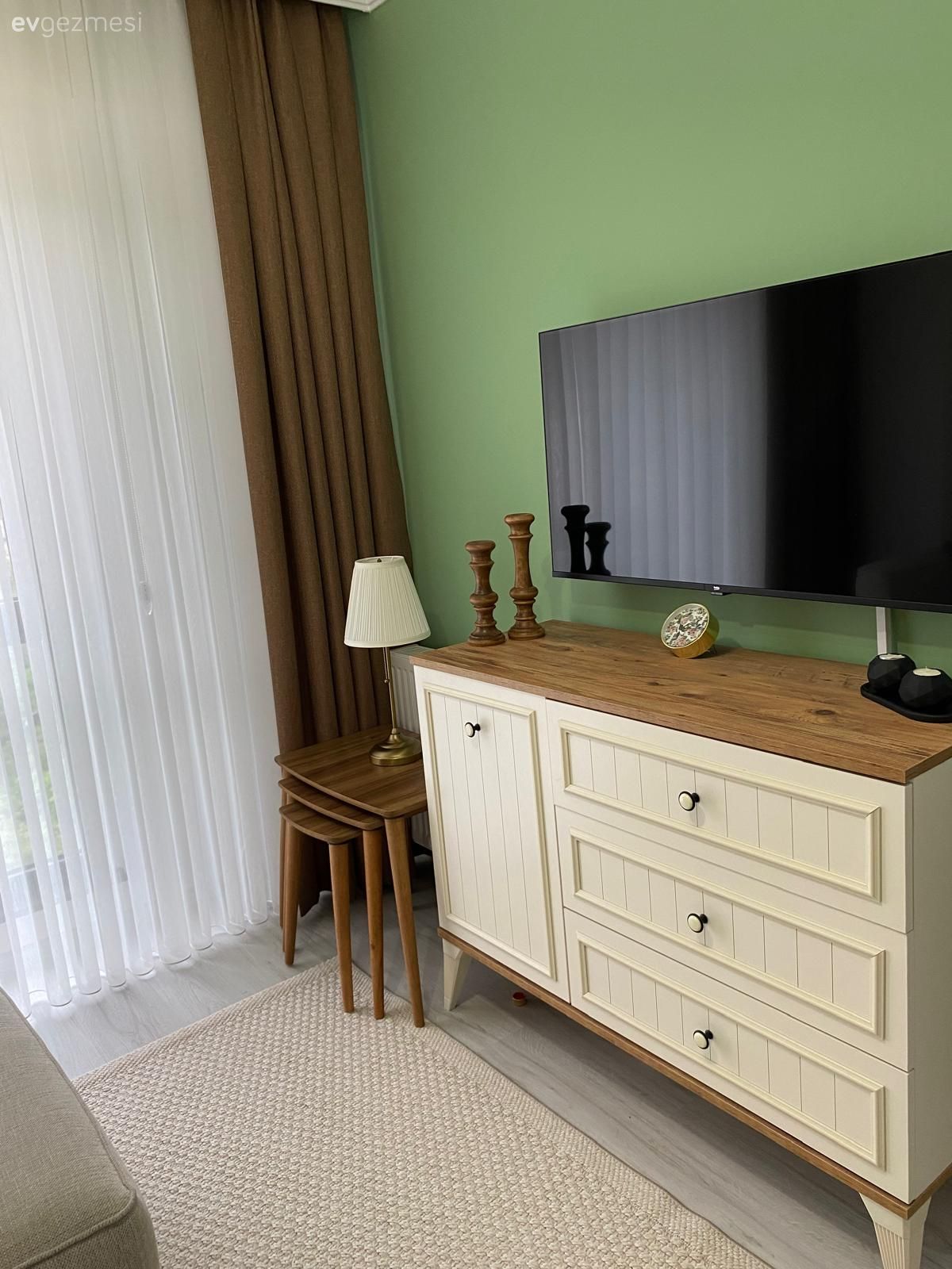 Yeşil, Beyaz, Ahşap Mobilya, Kahverengi, Fon perde, Perde, Tül perde, Shaker kapaklı dolaplar, Dekoratif Objeler