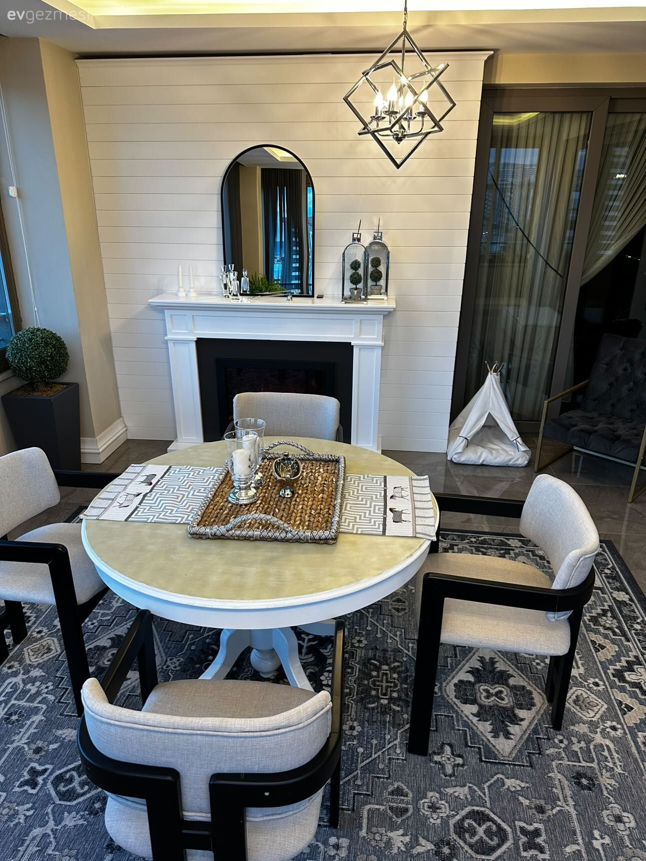 Kapalı balkon, Beyaz, Siyah, Şömine, Sandalye, Balkon masası, Balkon halısı, Balkon avizesi, Ayna, Lambri