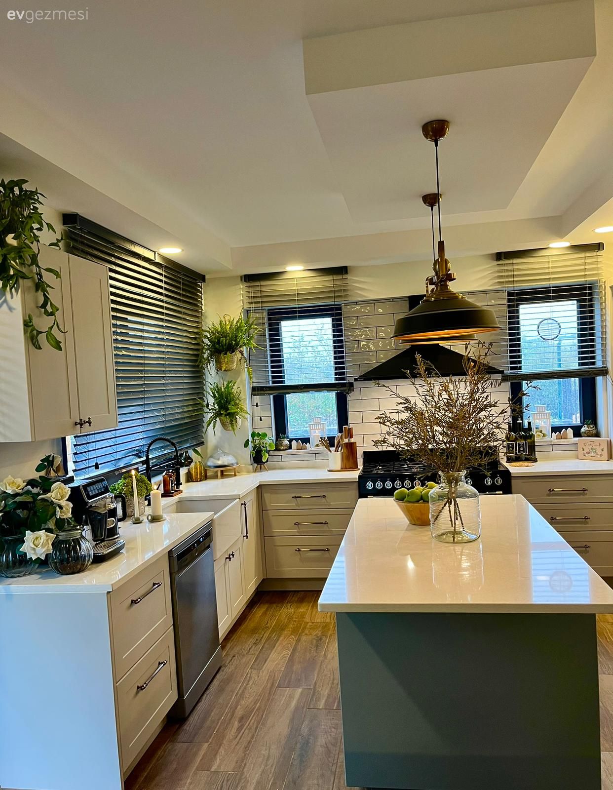 Mutfak, Country, Beyaz, Mavi, Siyah, Mutfak tezgahı, Ada mutfak, Mutfak tezgah arası, Tezgah arası seramik, Sarkıt, Aydınlatma, Davlumbaz, Ankastre, Ev bitkisi, Ekstra mutfak dolabı, Laminant parke, Parke, Spot aydınlatma, Jaluzi, Saksı, Shaker kapaklı dolaplar, Mutfak aksesuarları