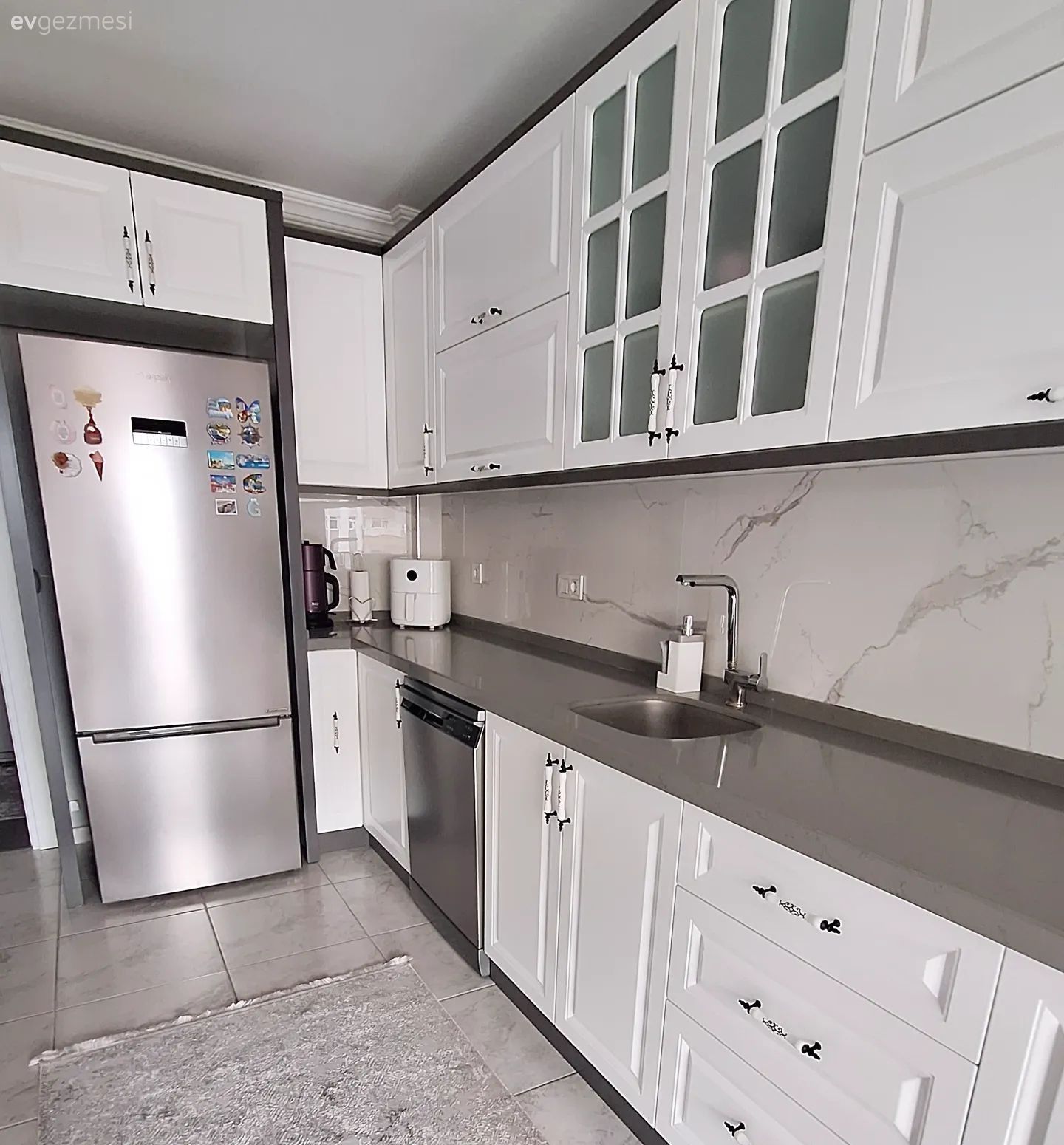 Mutfak, Beyaz, Beyaz mutfak, Gri, Shaker kapaklı dolaplar, Mutfak tezgahı, Mutfak tezgah arası, L-tipi mutfak, Mutfak zemin seramikleri, Mutfak aksesuarları, Ankastre