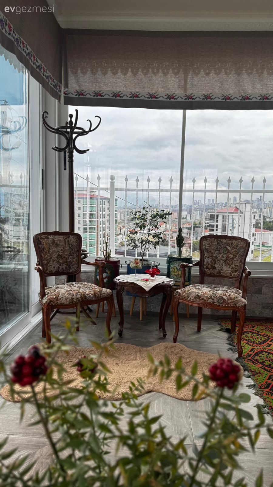 Bu Nostaljik Kış Bahçesinde Her Şey Cesurca Kullanılmış