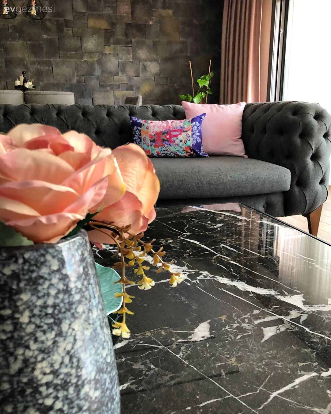 Modern chesterfield, Gri, Mavi, Pudra pembe, Taş duvar, Duvar dekorasyonu, Gri duvar, Fon perde, Perde, Orta sehpa, Sehpa