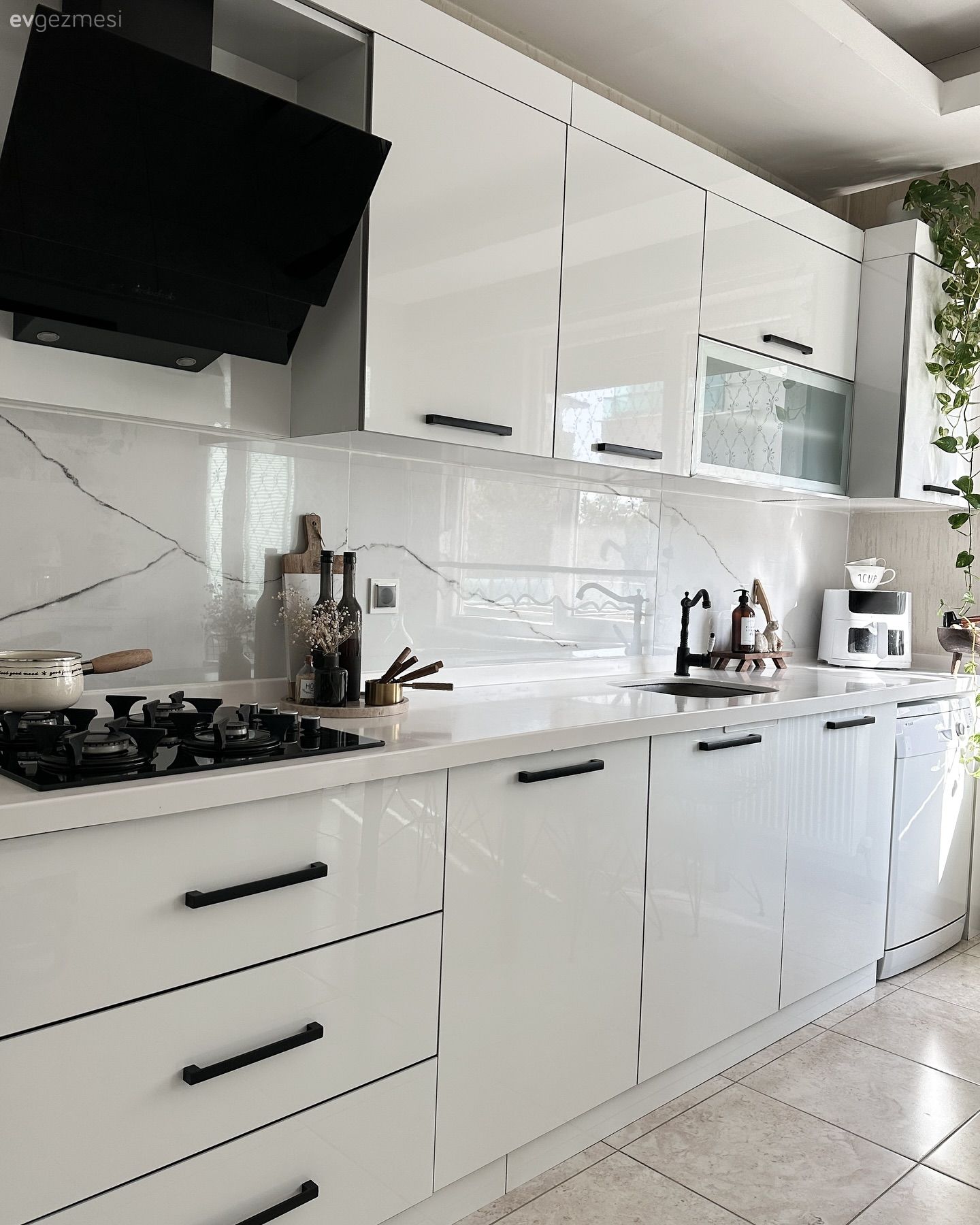 Mutfak, Beyaz, Siyah, Mutfak tezgahı, Mutfak tezgah arası, Modern mutfak, Ankastre, Mutfak aksesuarları
