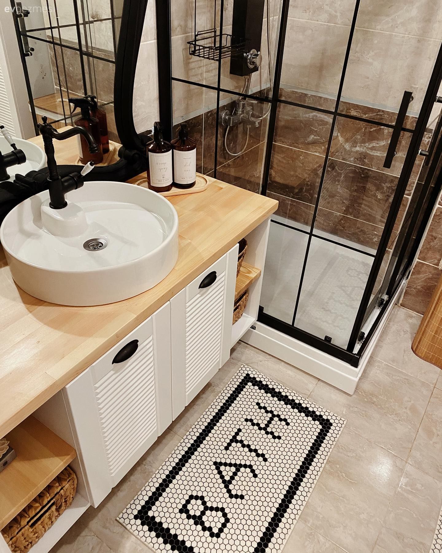 Banyo, Modern, Beyaz, Siyah, Modern banyo, Duşakabin, Banyo seramikleri, Banyo paspası, Banyo dolabı, Banyo aynası, Banyo lavabosu