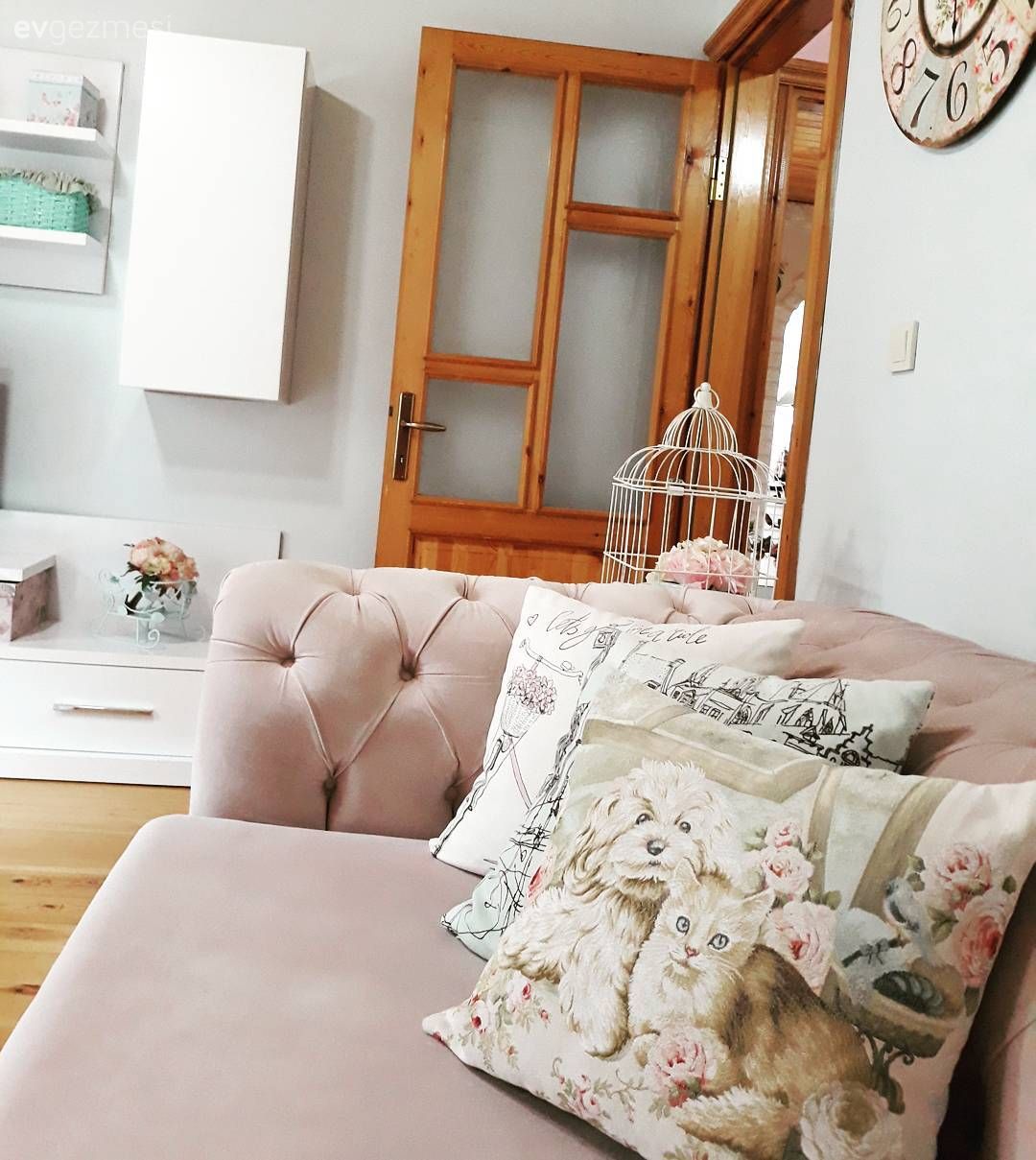 Oturma Odası, Kırlent, Tv ünitesi, Pembe, Beyaz, Duvar saati, Duvar dekorasyonu, Kapitoneli koltuk