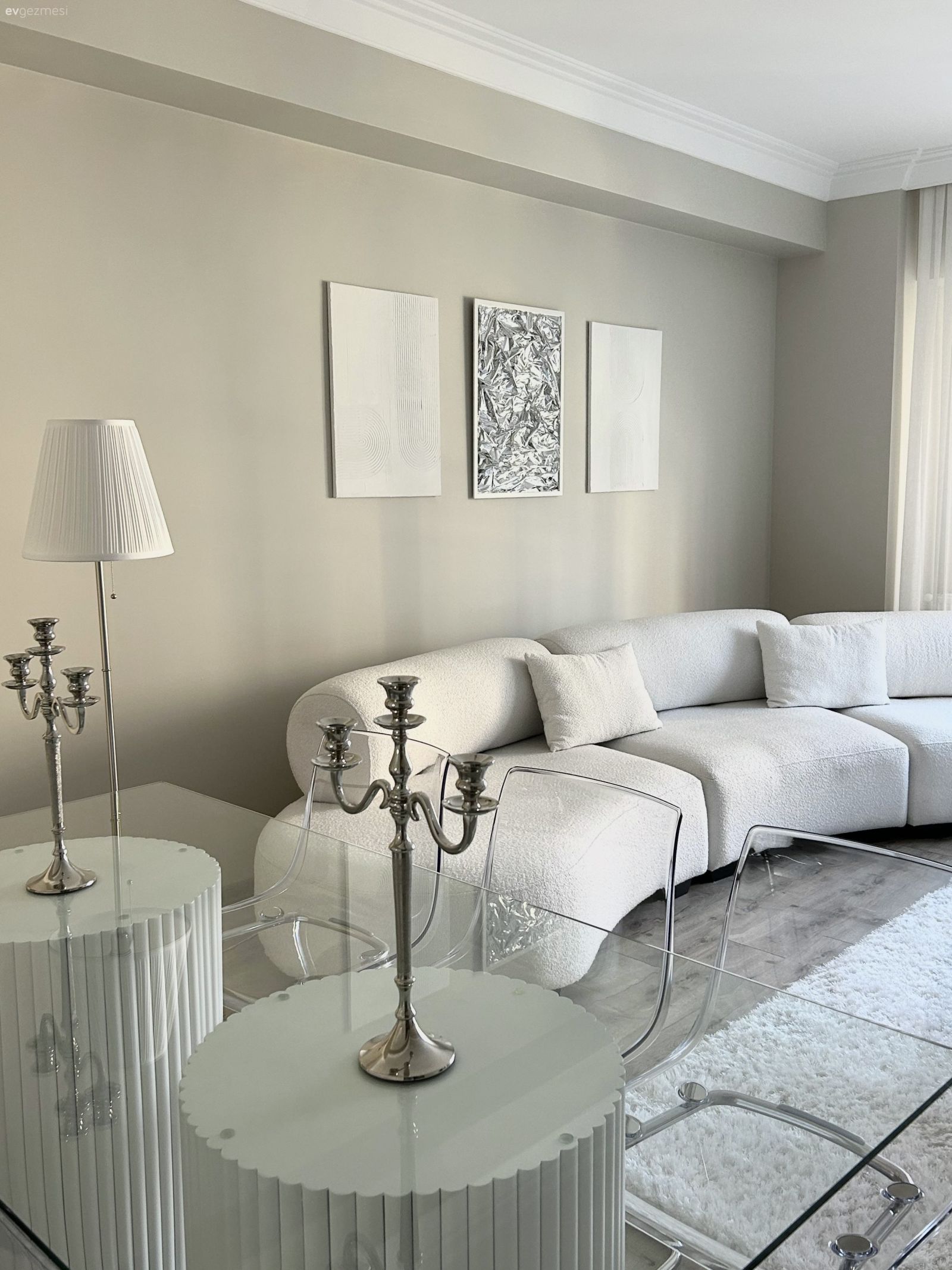 Salon, Modern, Beyaz, Krem, Bej, Köşe koltuk, Koltuk takımı, Kırlent, Ev tekstili, Parke, Halı, Yemek masası, Dekoratif Objeler, Abajur, Aydınlatma