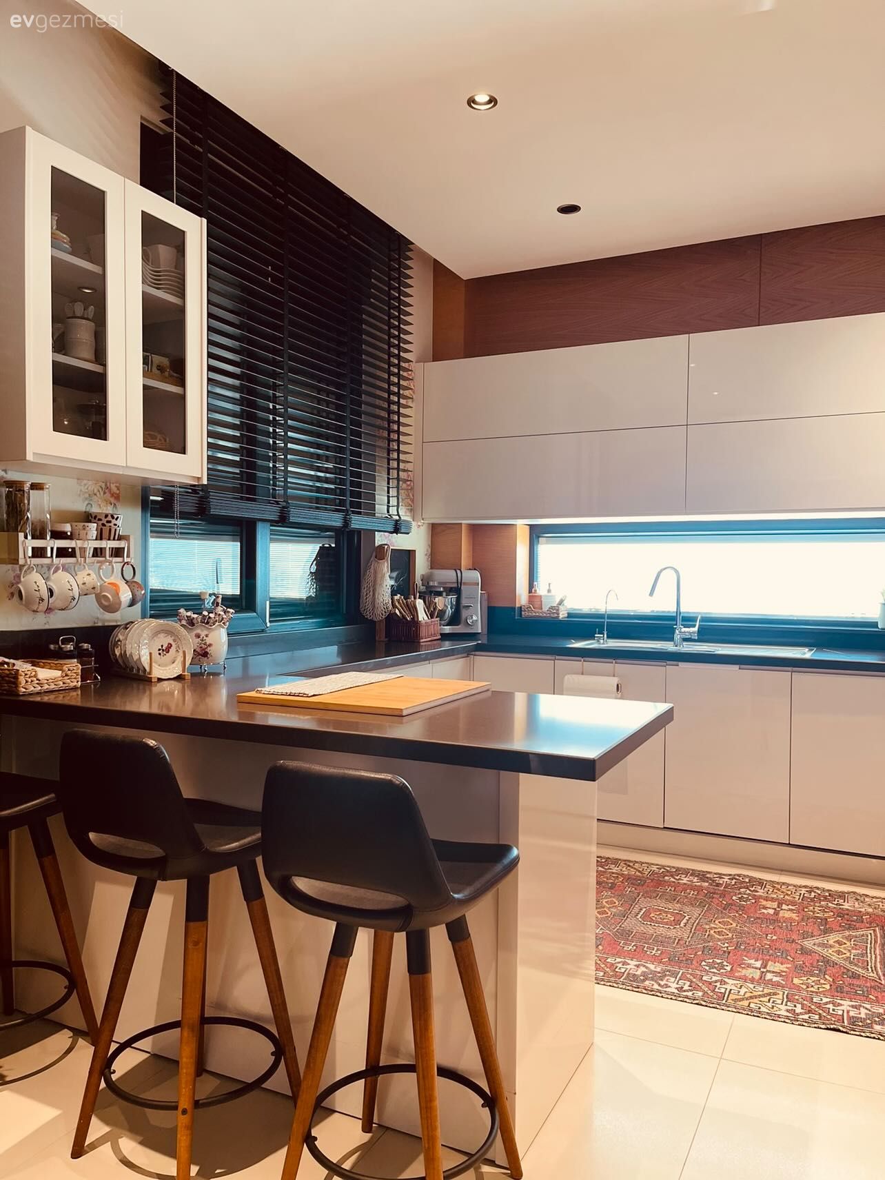 Bu Antalya Mutfağında Modern ve Rustik El Ele Vermiş!