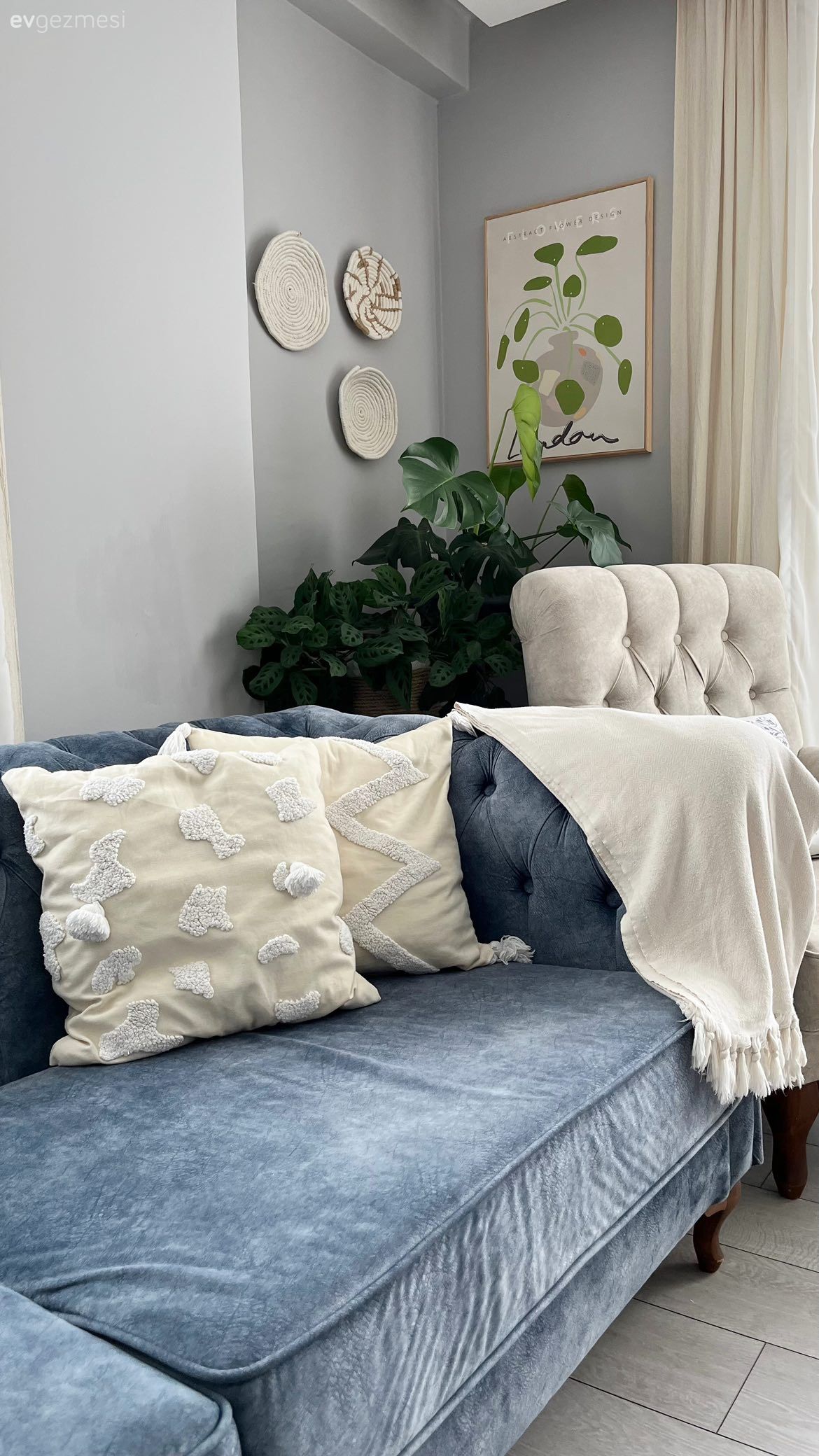 Gri duvar, Dekoratif Objeler, Tablo, Duvar dekorasyonu, Ev bitkisi, Mavi, Kırlent, Ev tekstili, Koltuk takımı, Modern chesterfield