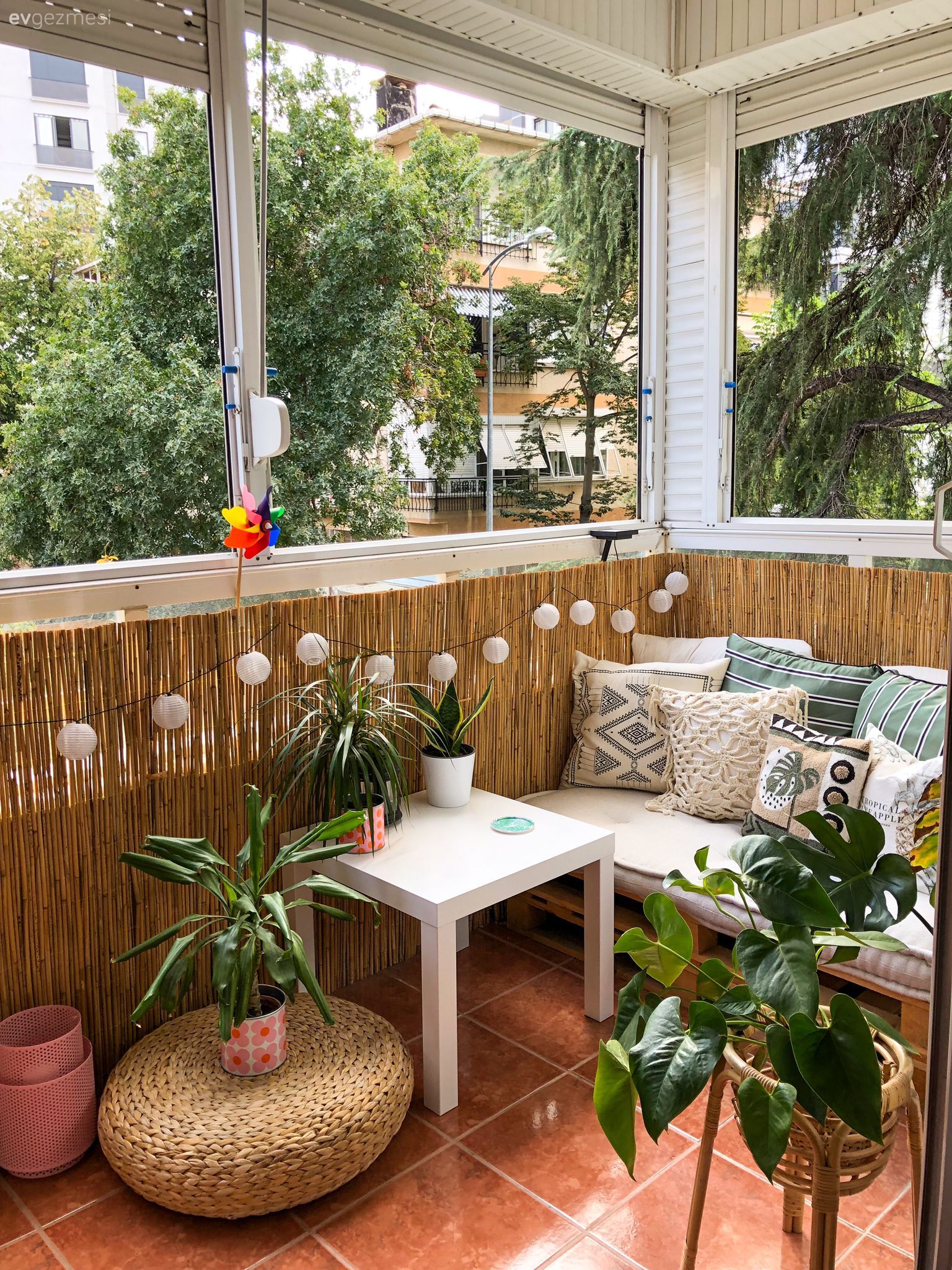 Balkon, Hasır, Led peri ışık, Hasır puf, Palet, Ev bitkisi, Saksı