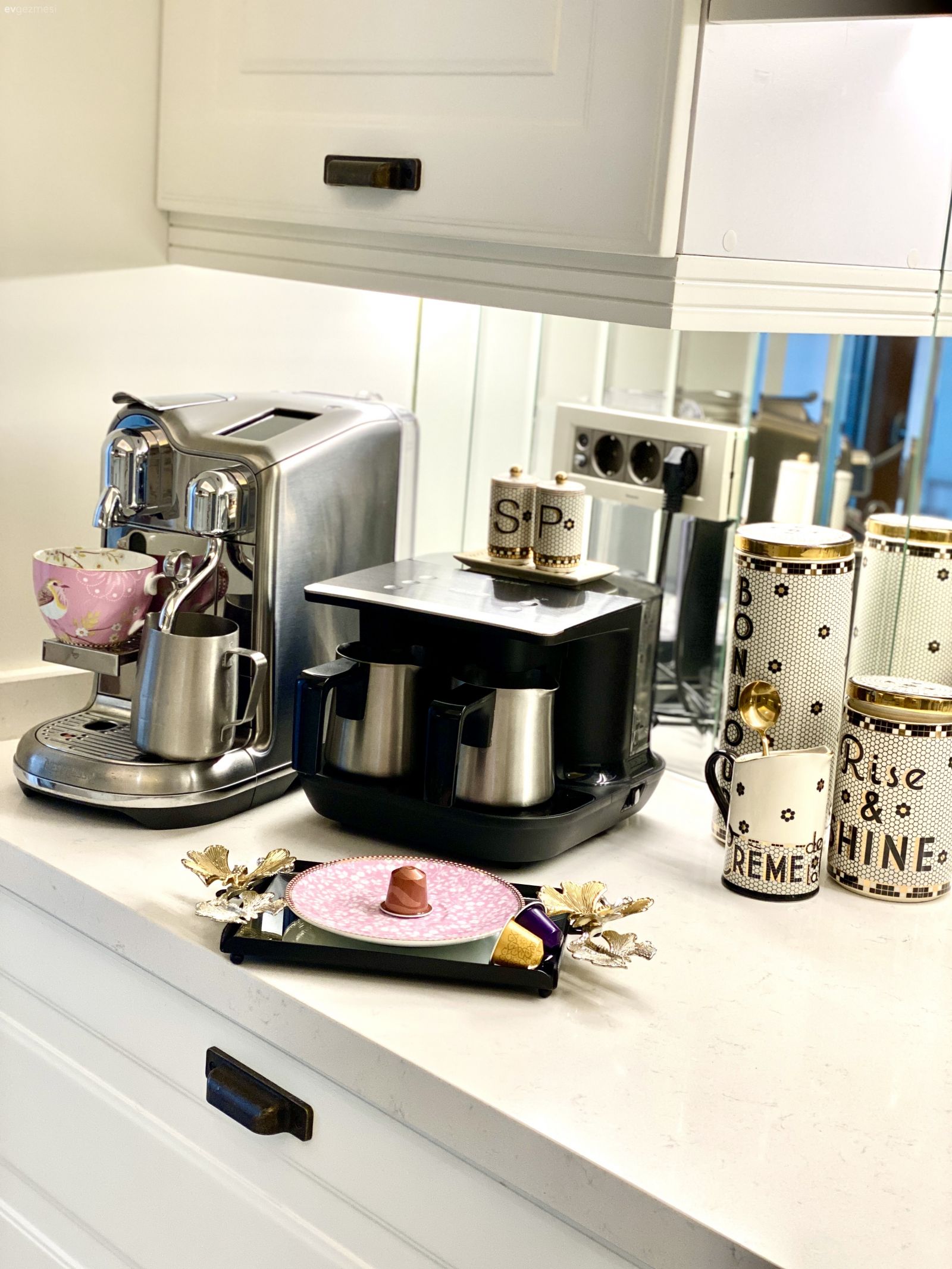 Farklı Tarzlardan Detaylar Mutfağın Genelinde Art Dekoya Dönüşmüş!