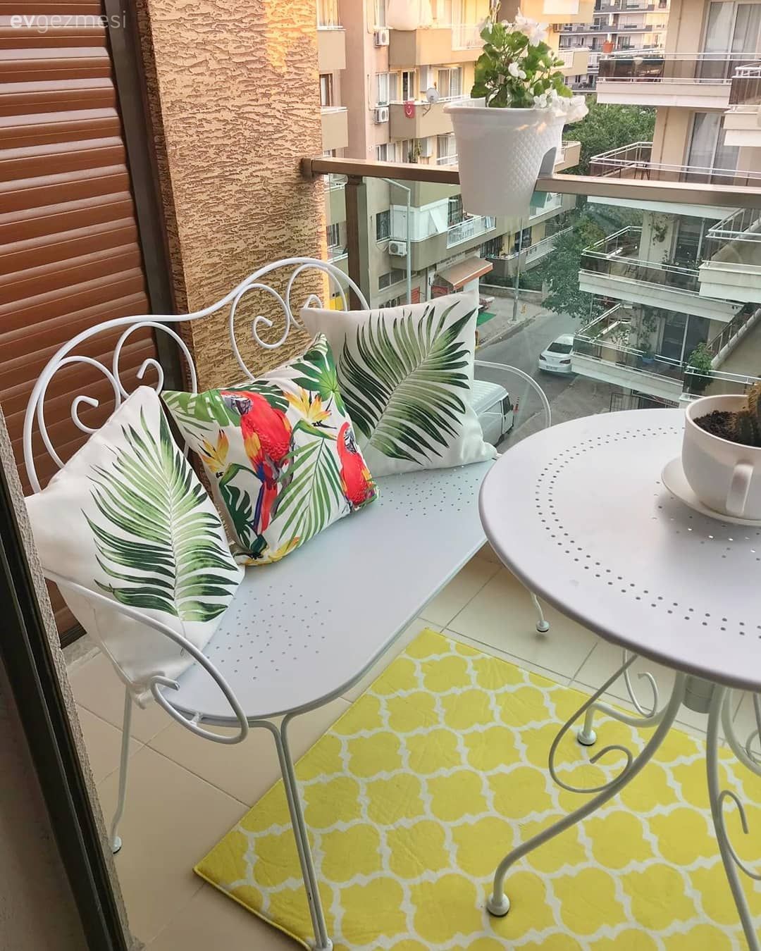 Ev Gezmesi: İzmir'den Konforlu ve Işıltılı Bir Dekor