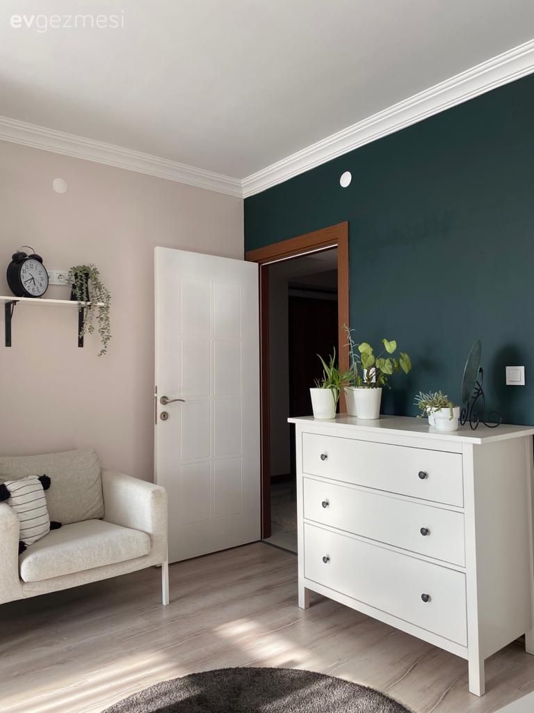 Yatak Odası, Beyaz, Bej, Yeşil duvar, Şifonyer, Duvar rafı, Duvar dekorasyonu, Krem duvar, Berjer, Yuvarlak halı, Halı