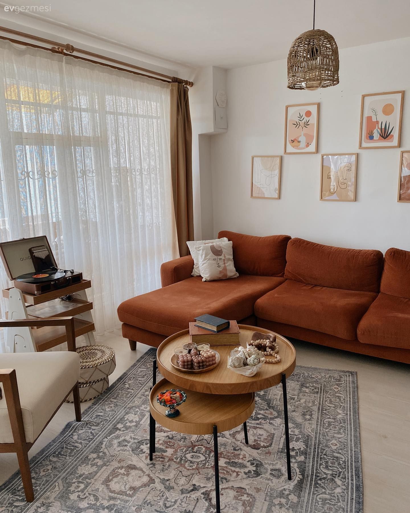 Çerçeve, Beyaz, Yanık turuncu, Berjer, Krem, Bej, Köşe koltuk, Koltuk takımı, Orta sehpa, Sehpa, Yuvarlak sehpa, Halı, Salon halısı, Hasır avize