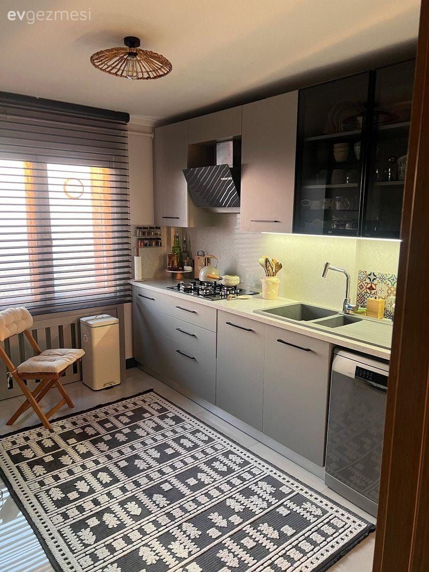 Mutfak, Modern mutfak, Gri, Siyah, Beyaz, Mutfak tezgahı, Mutfak tezgah arası, Jaluzi, Mutfak perdesi, Sandalye, Eviye , Mutfak halısı, Davlumbaz, Tezgah arası seramik