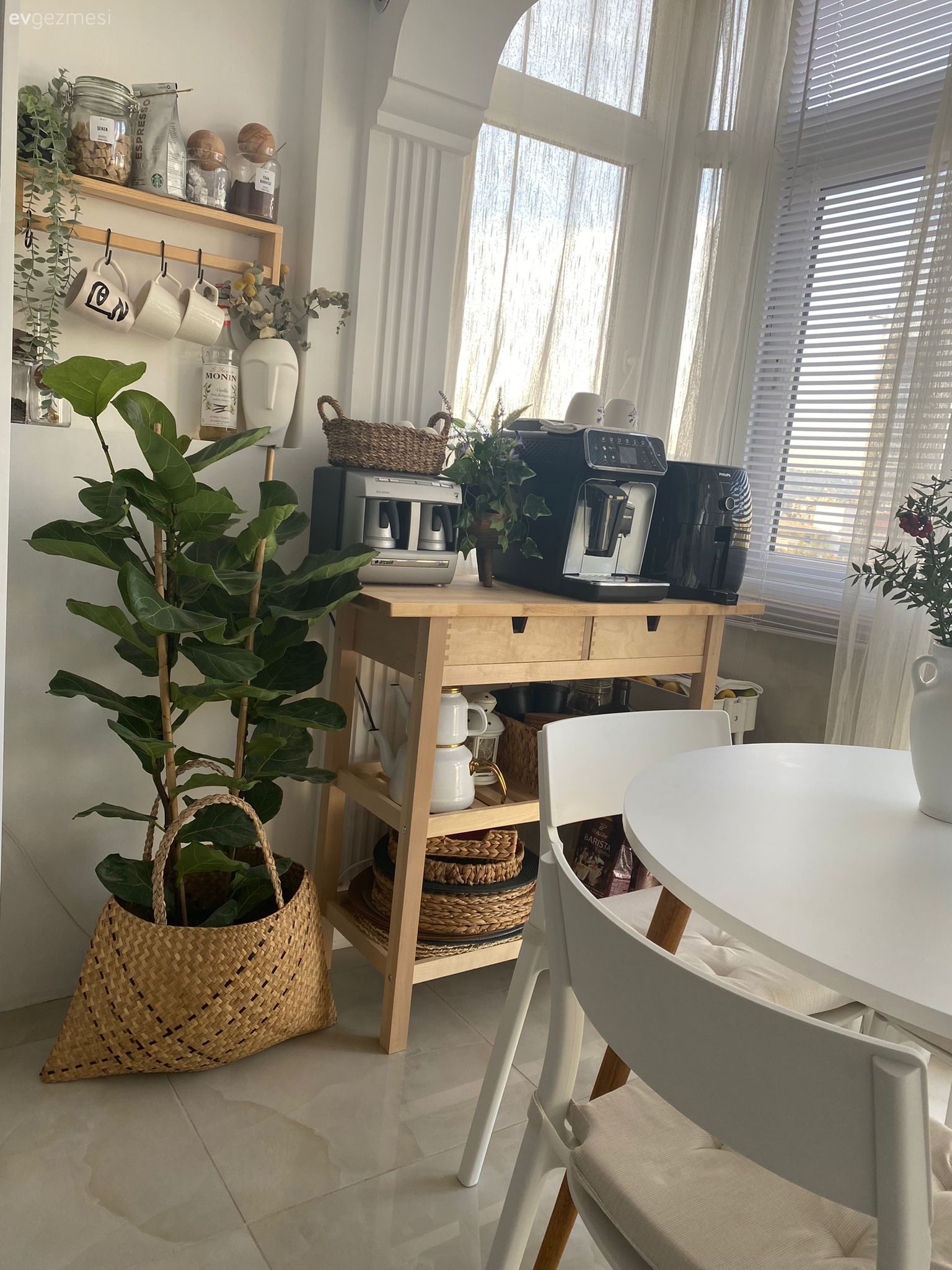 Mutfak, İskandinav, Mutfak masası, Sandalye, Jaluzi, Mutfak perdesi, Mutfak zemin seramikleri, Mutfak rafı, Hasır sepet, Ev bitkisi