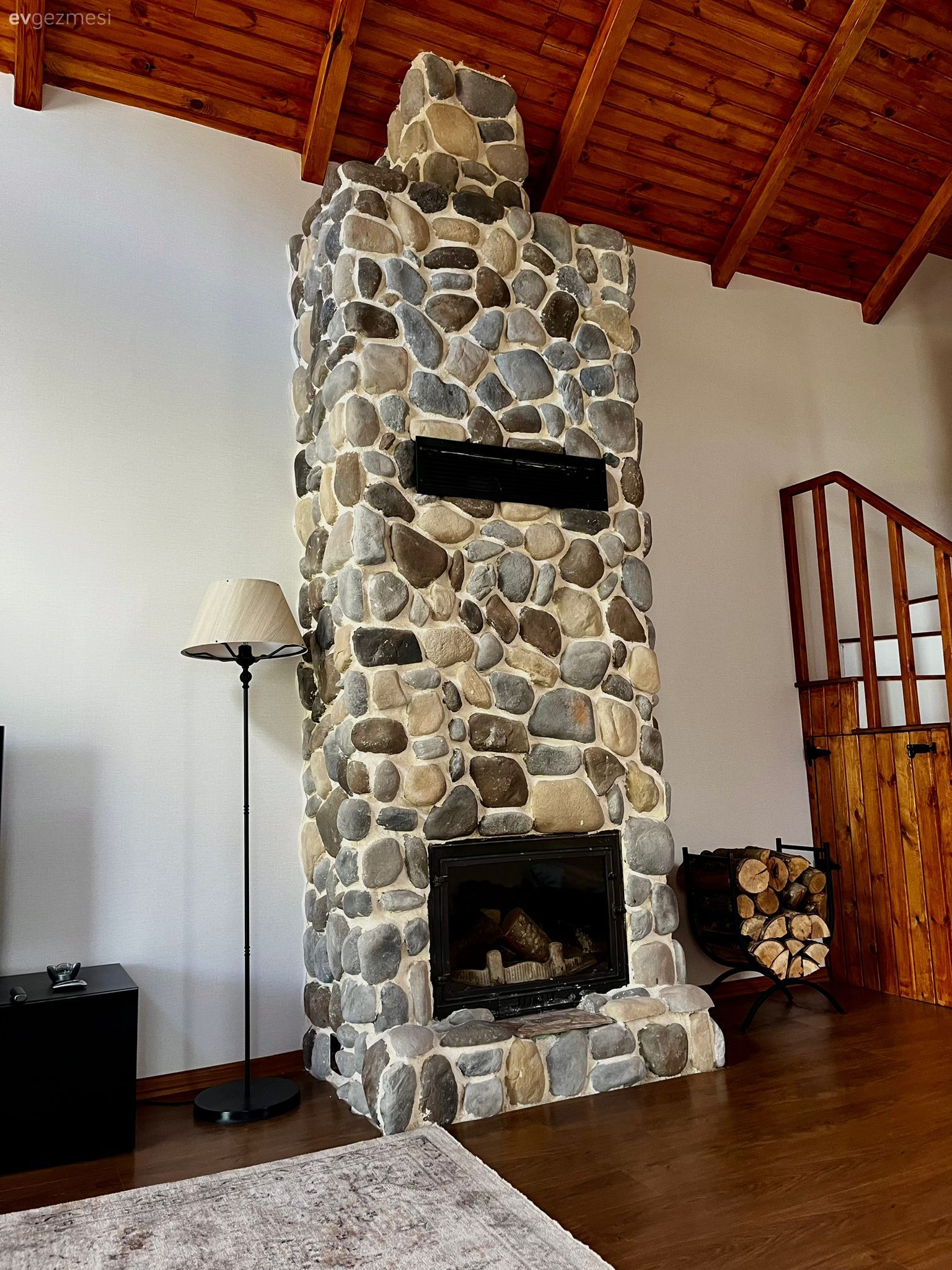 Salon, Rustik, Taş duvar, Duvar dekorasyonu, Şömine, Ahşap ev